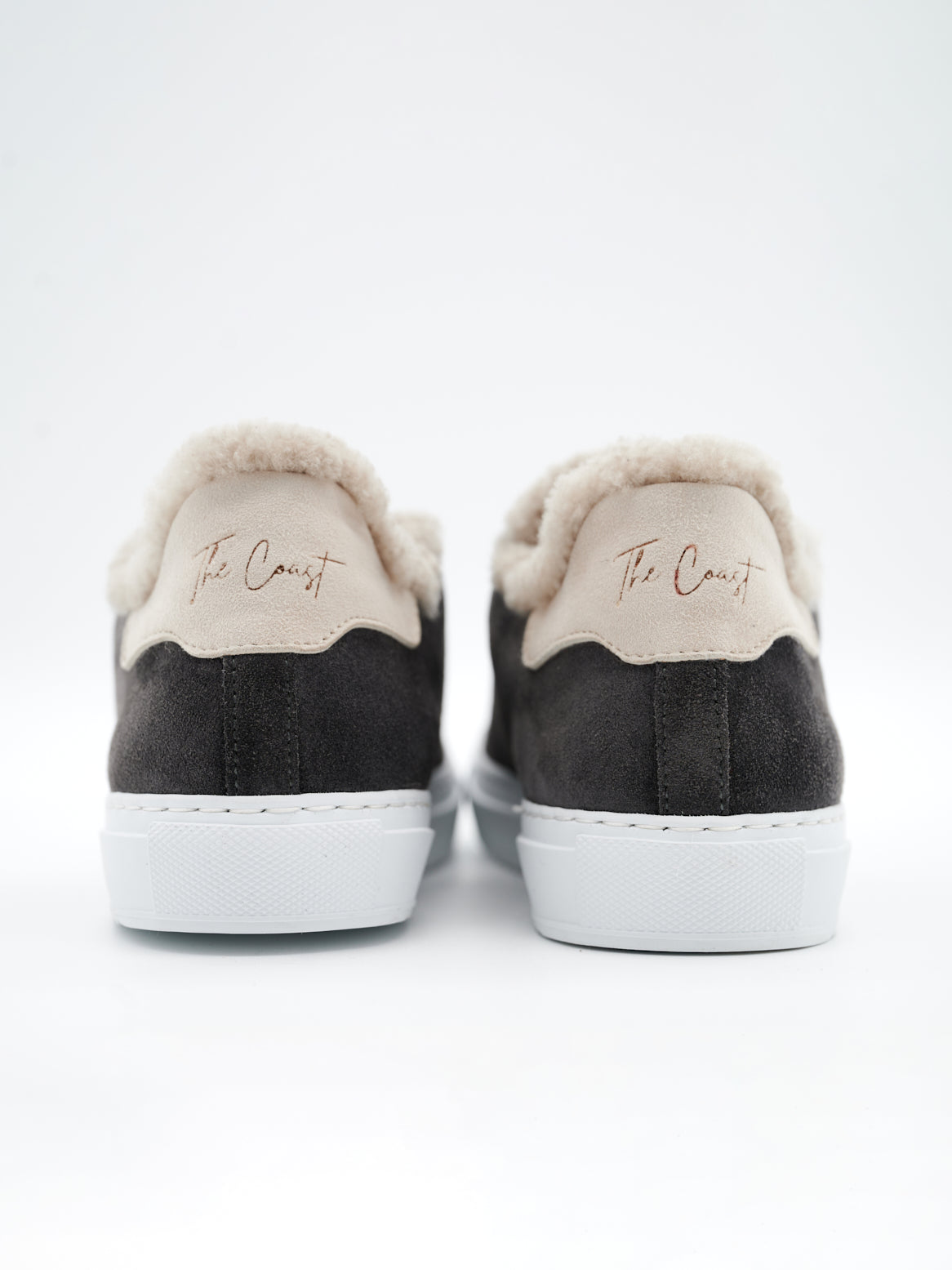 Karin Sneaker Grau – Rückansicht mit Branding und Fell