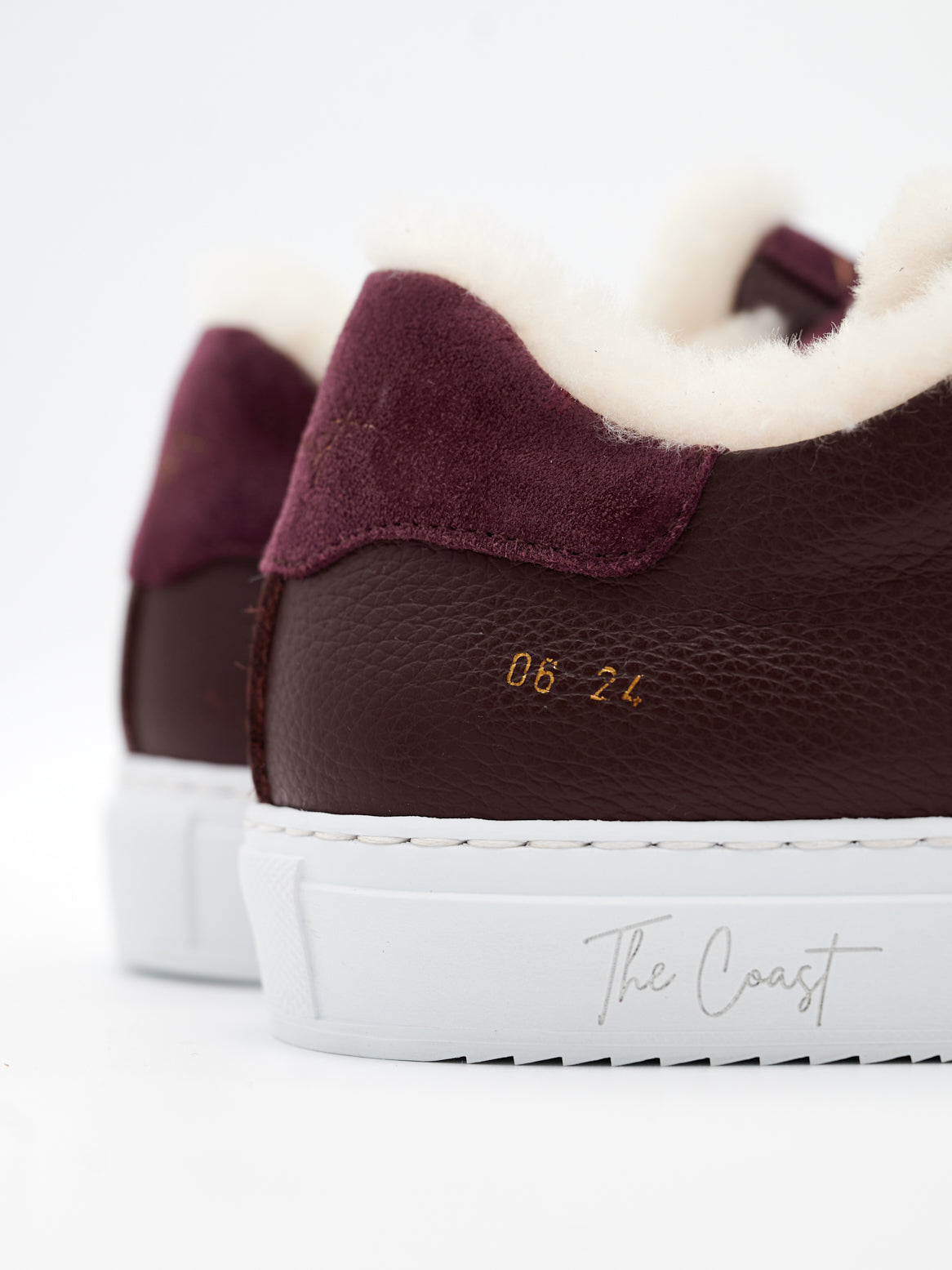 Karin Sneaker Weinrot – Detailaufnahme mit Logo an der Ferse