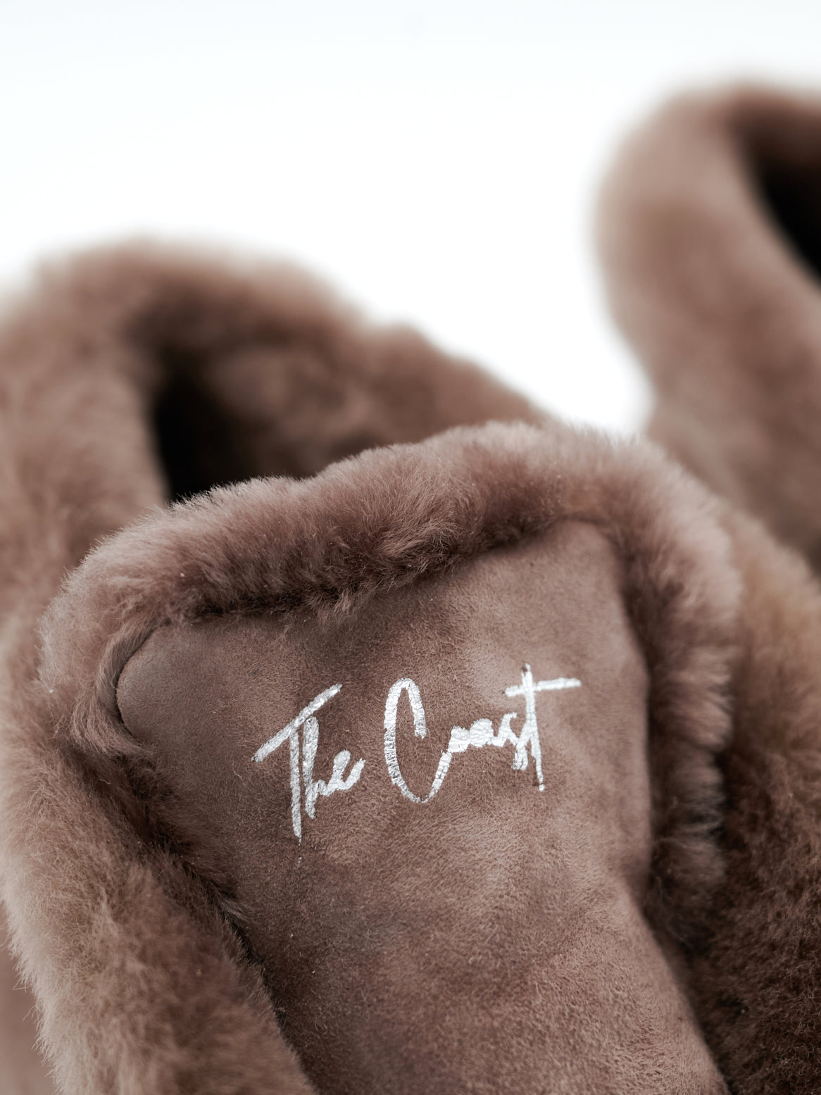 Charlie Schokobraun – Nahaufnahme vom naturfarbenen Lammfell-Innenfutter