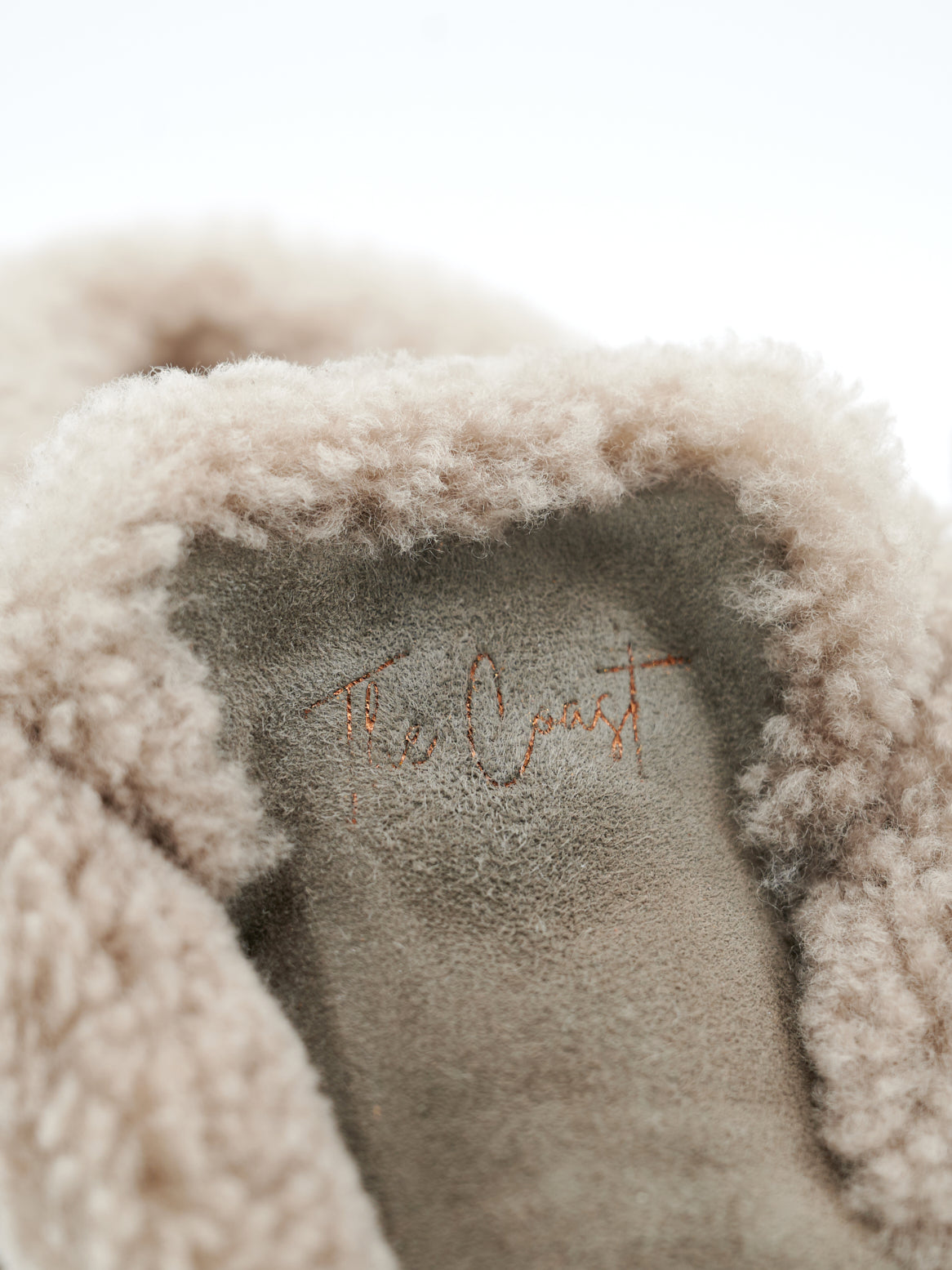 Nahaufnahme vom Innenfutter – echtes Lammfell in Naturton bei Charlie Grün