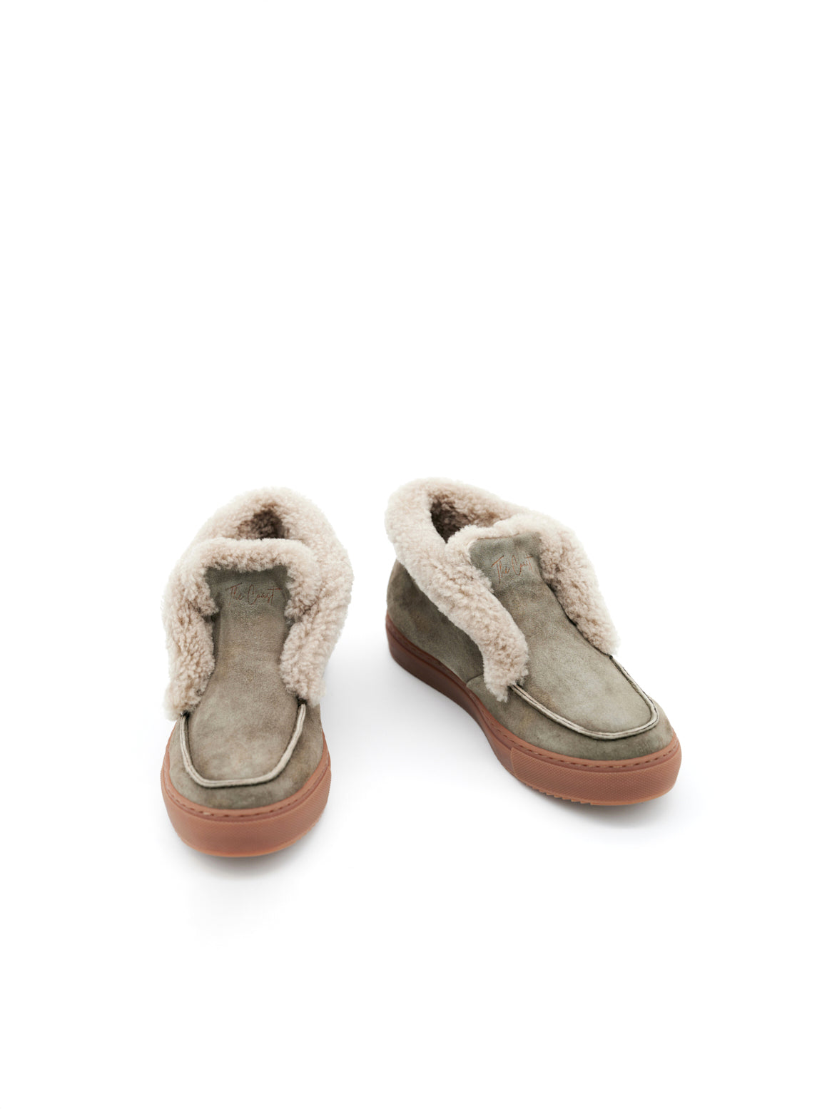 Charlie Stiefelette in Grün – Vorderansicht des Paars mit Sicht auf den Einstieg