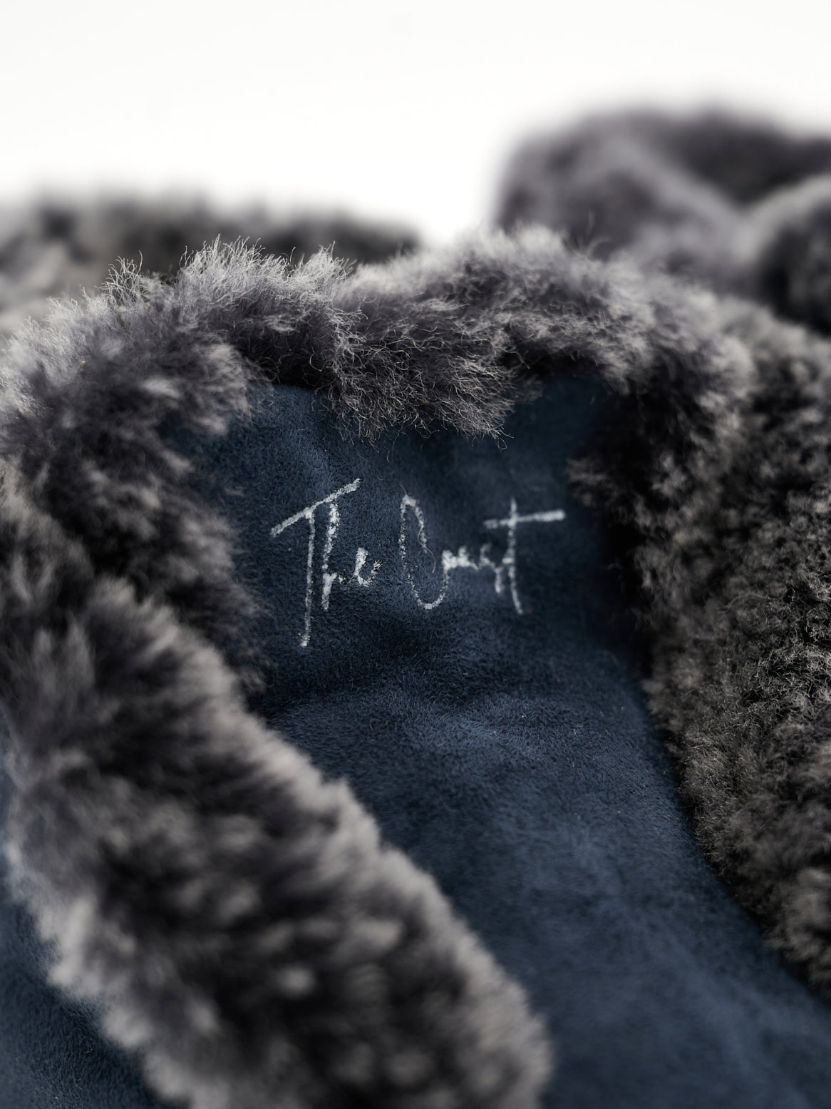 Charlie Stiefelette – Nahaufnahme vom dunklen Lammfellfutter innen