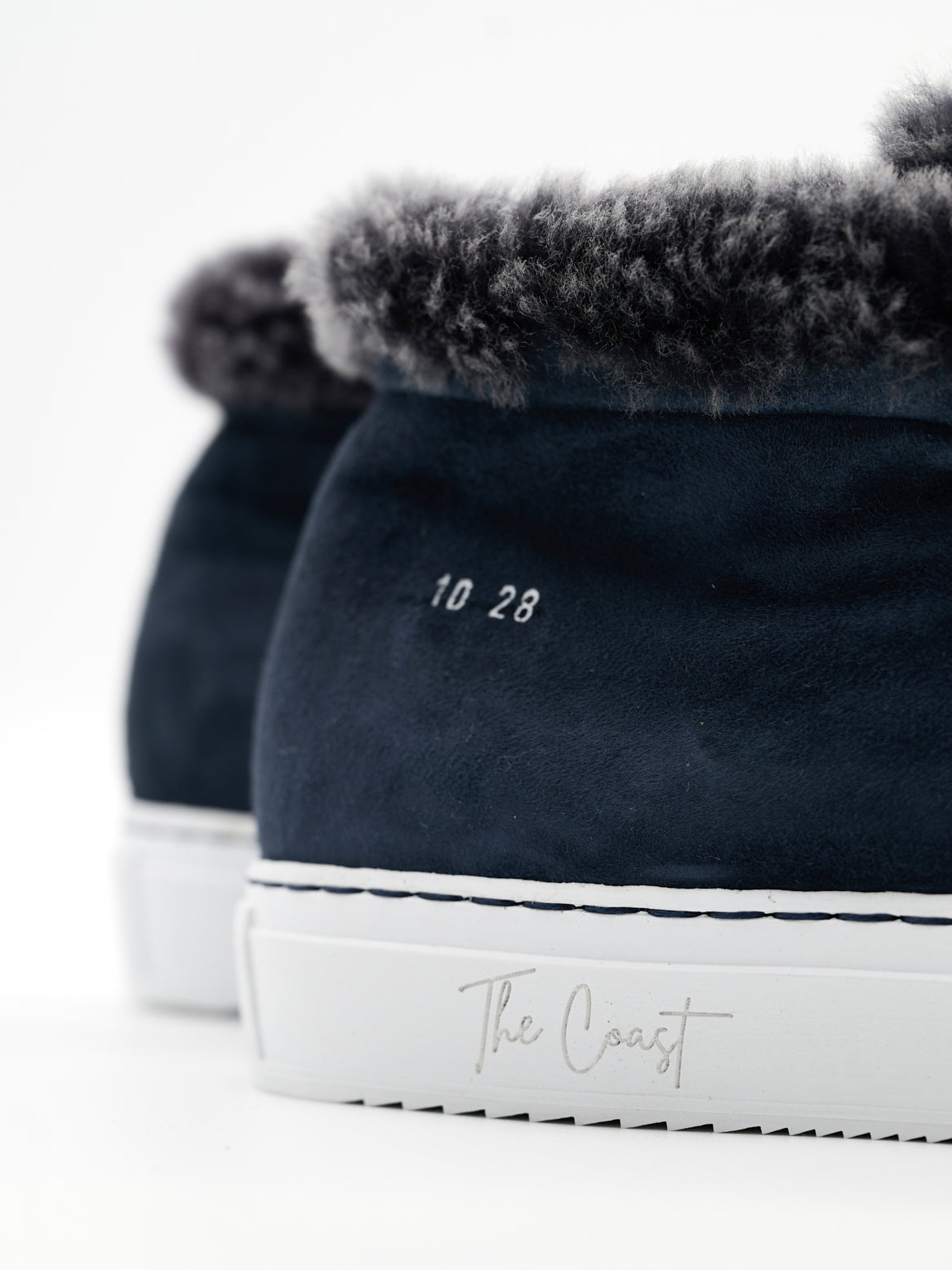 Charlie Stiefelette Dunkelblau – Detailansicht Gummisohle und Lammfellkragen