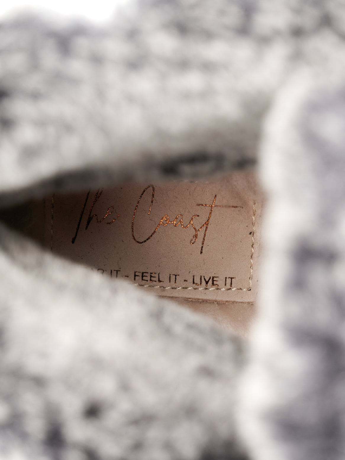 Charlie Stiefelette – Nahaufnahme vom dunklen Lammfellfutter innen