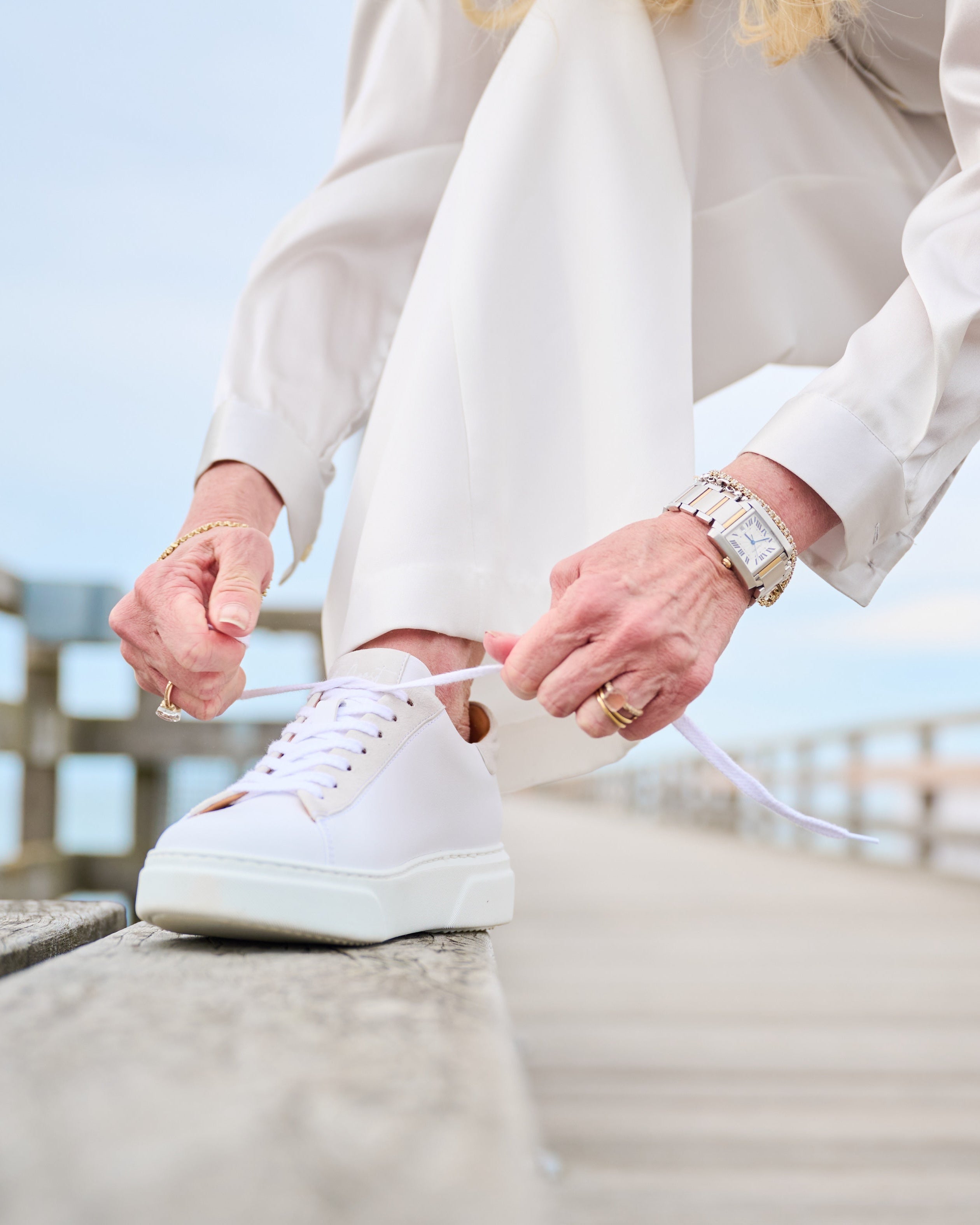 Diana Sneaker getragen – eleganter Everyday-Look mit weißem Sneaker
