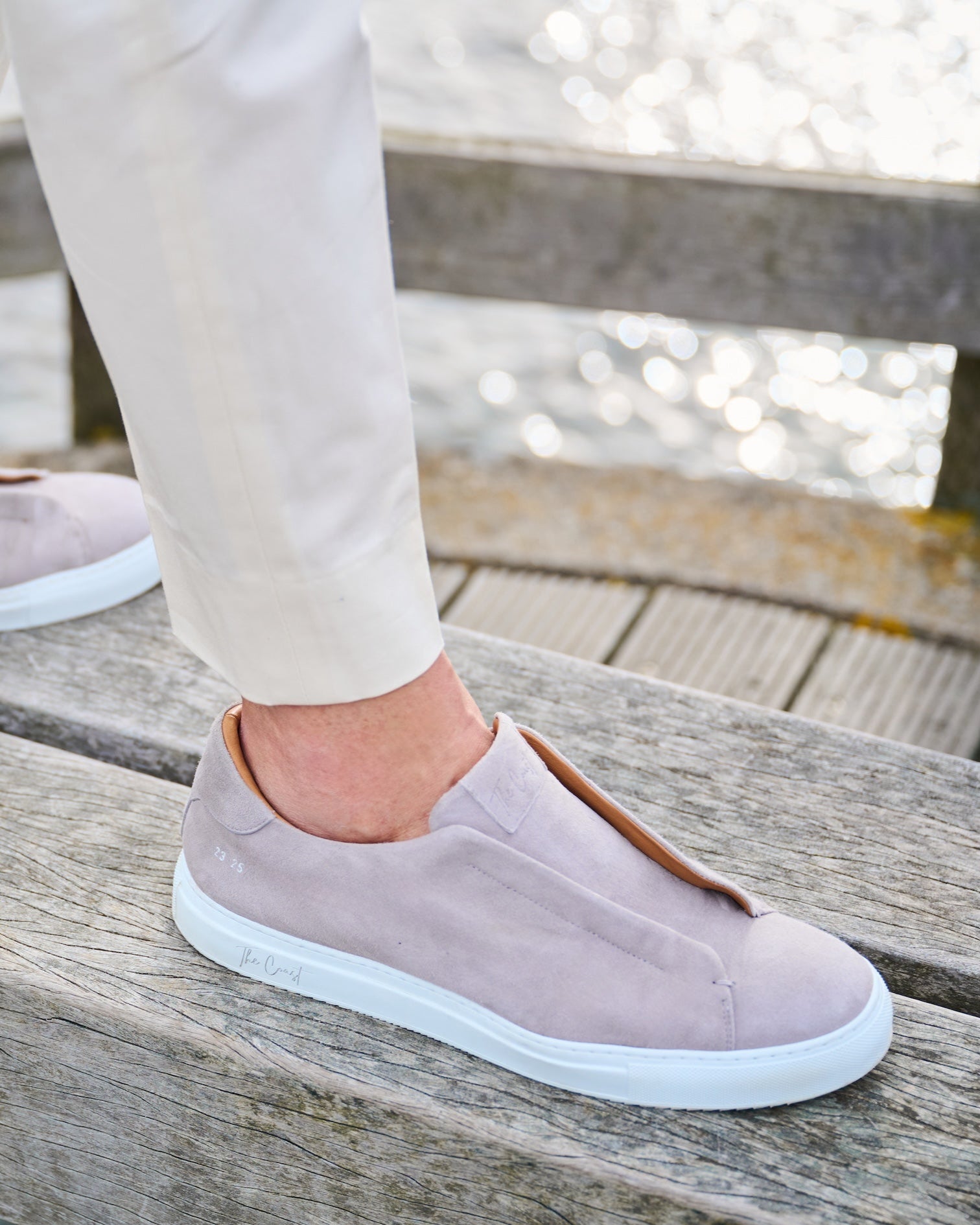 On-Feet Nahaufnahme – Tragefoto auf Holzsteg, Fokus auf Passform & Stil