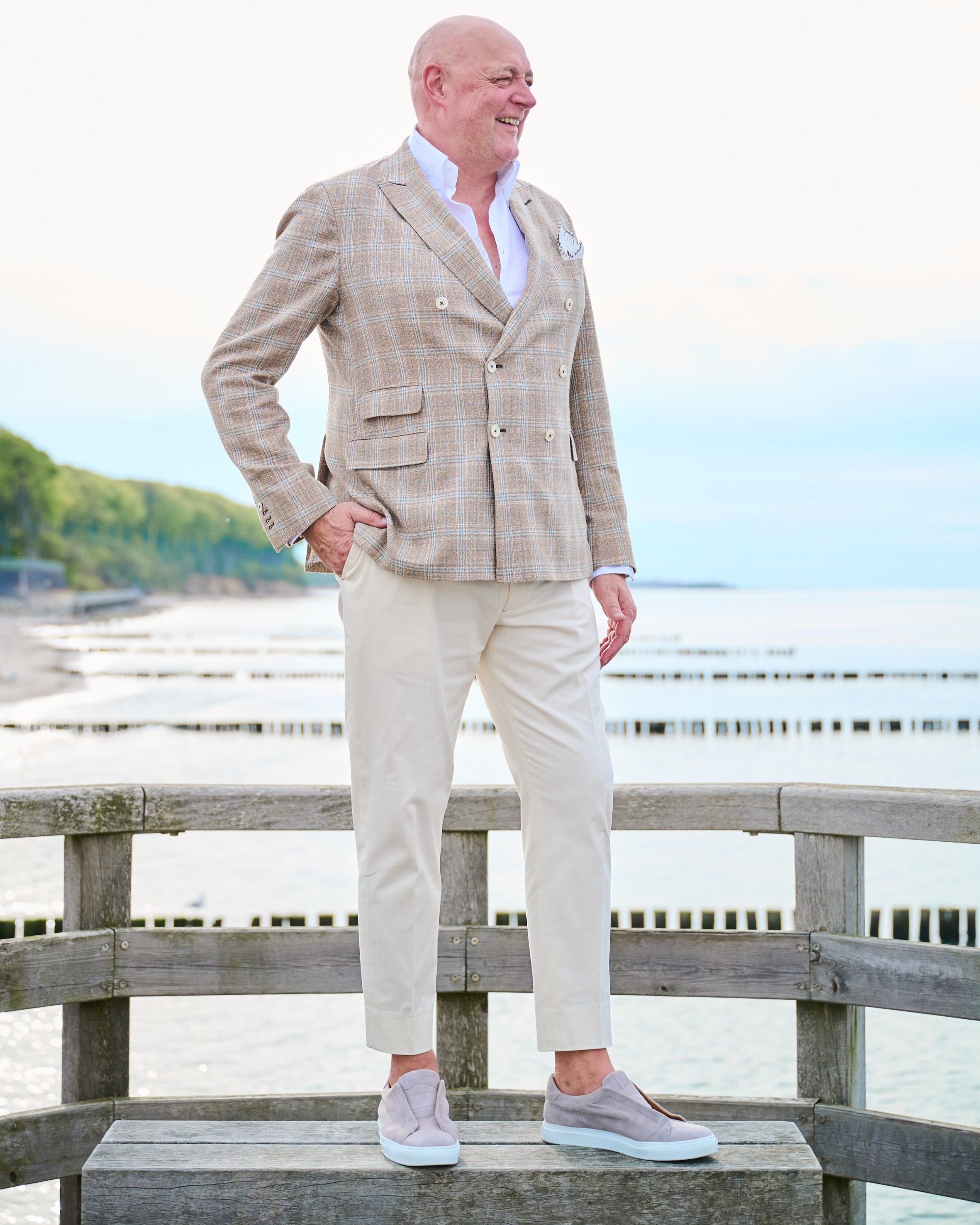 Lifestyle-Foto Outdoor – Mann trägt graue Slip-Ins in Sommer-Look