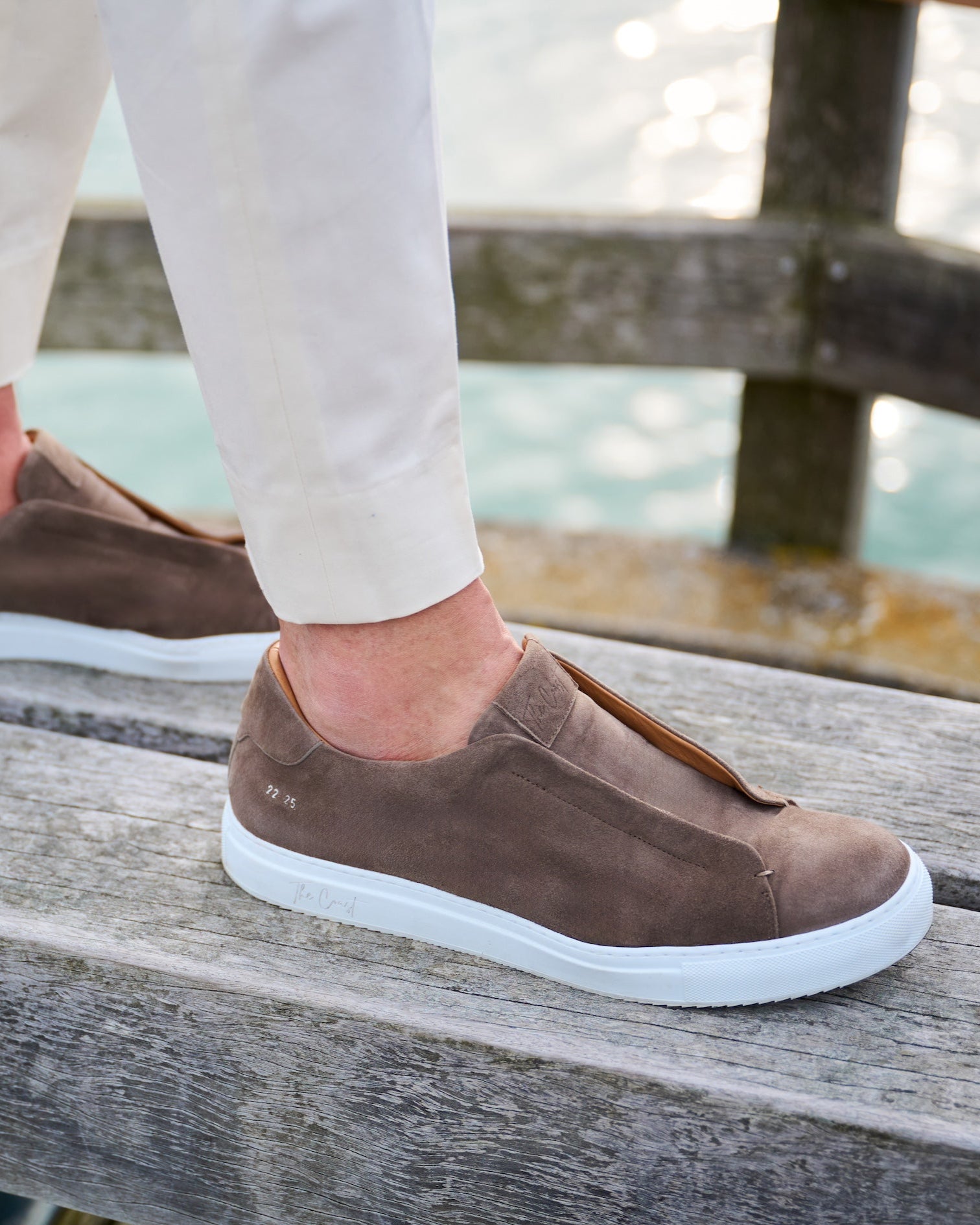 On-Feet-Foto des Benni Slip-In Sneakers in Braun im Freien