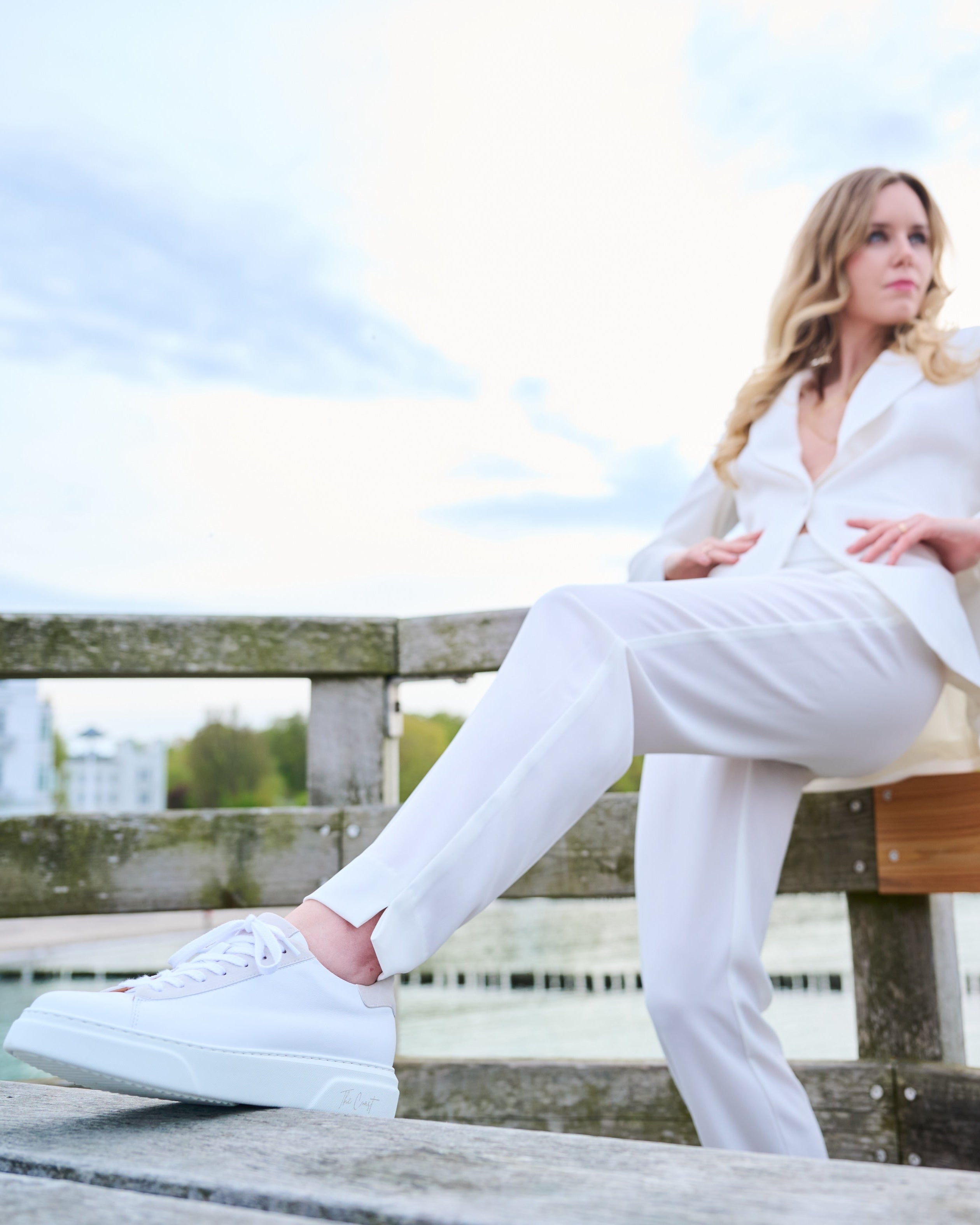 Diana Sneaker getragen – eleganter Everyday-Look mit weißem Sneaker