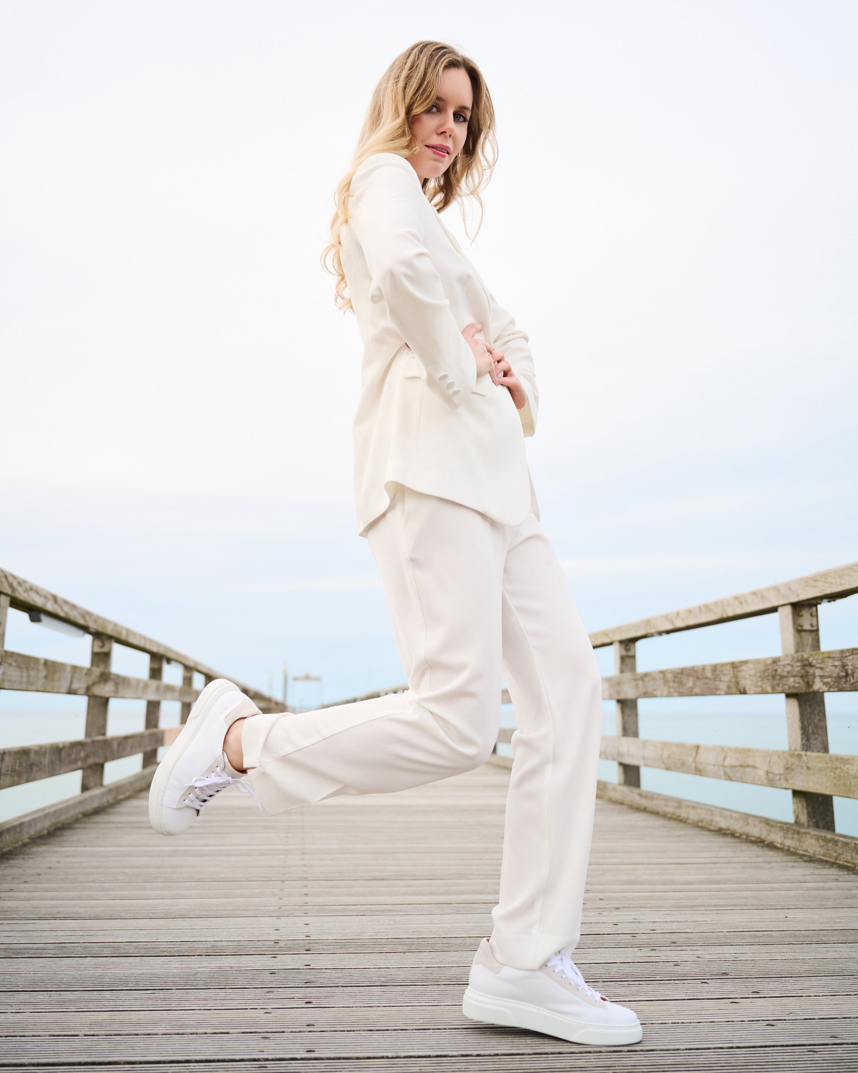 Diana Sneaker getragen – eleganter Everyday-Look mit weißem Sneaker