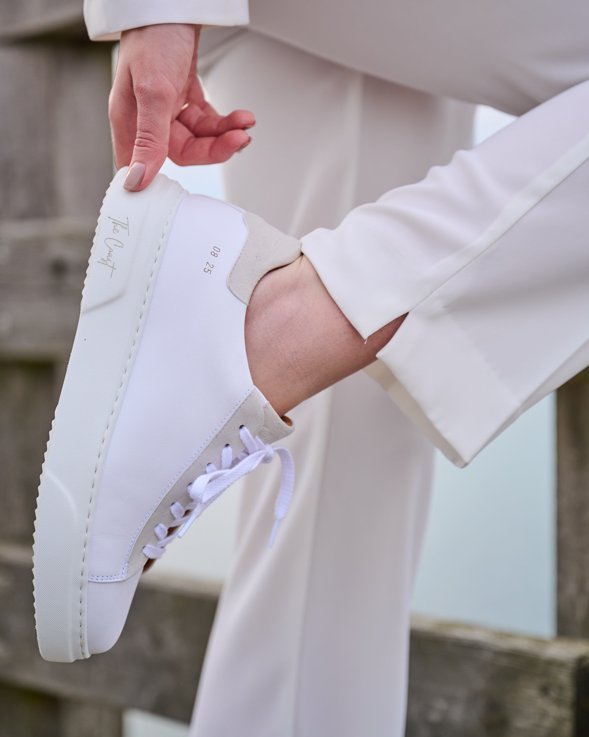 Diana Sneaker getragen – eleganter Everyday-Look mit weißem Sneaker