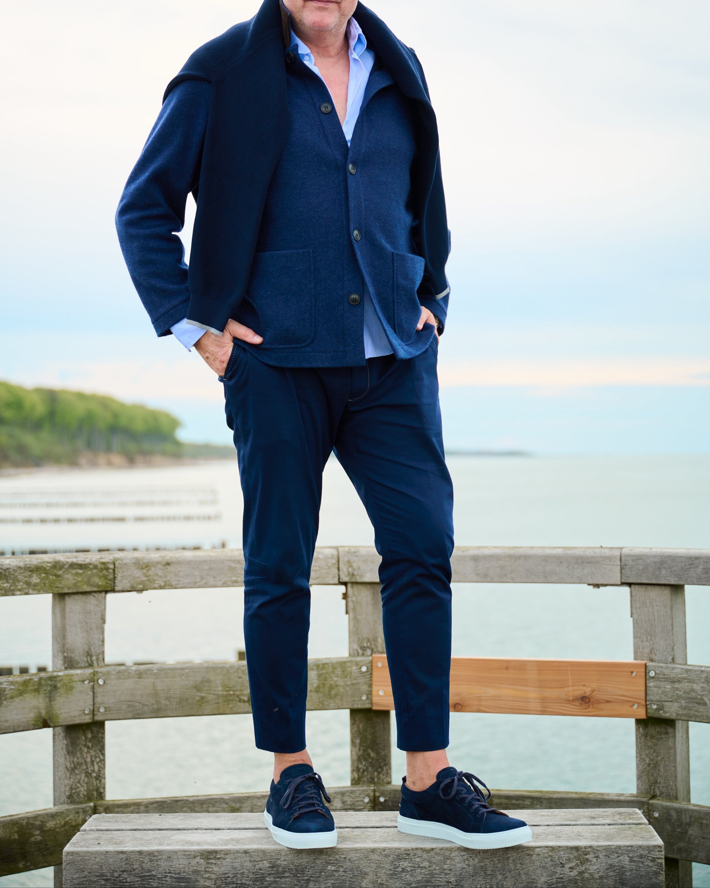 Maxi Sneaker Navy Blau – Ganzkörper-Outfit am Steg