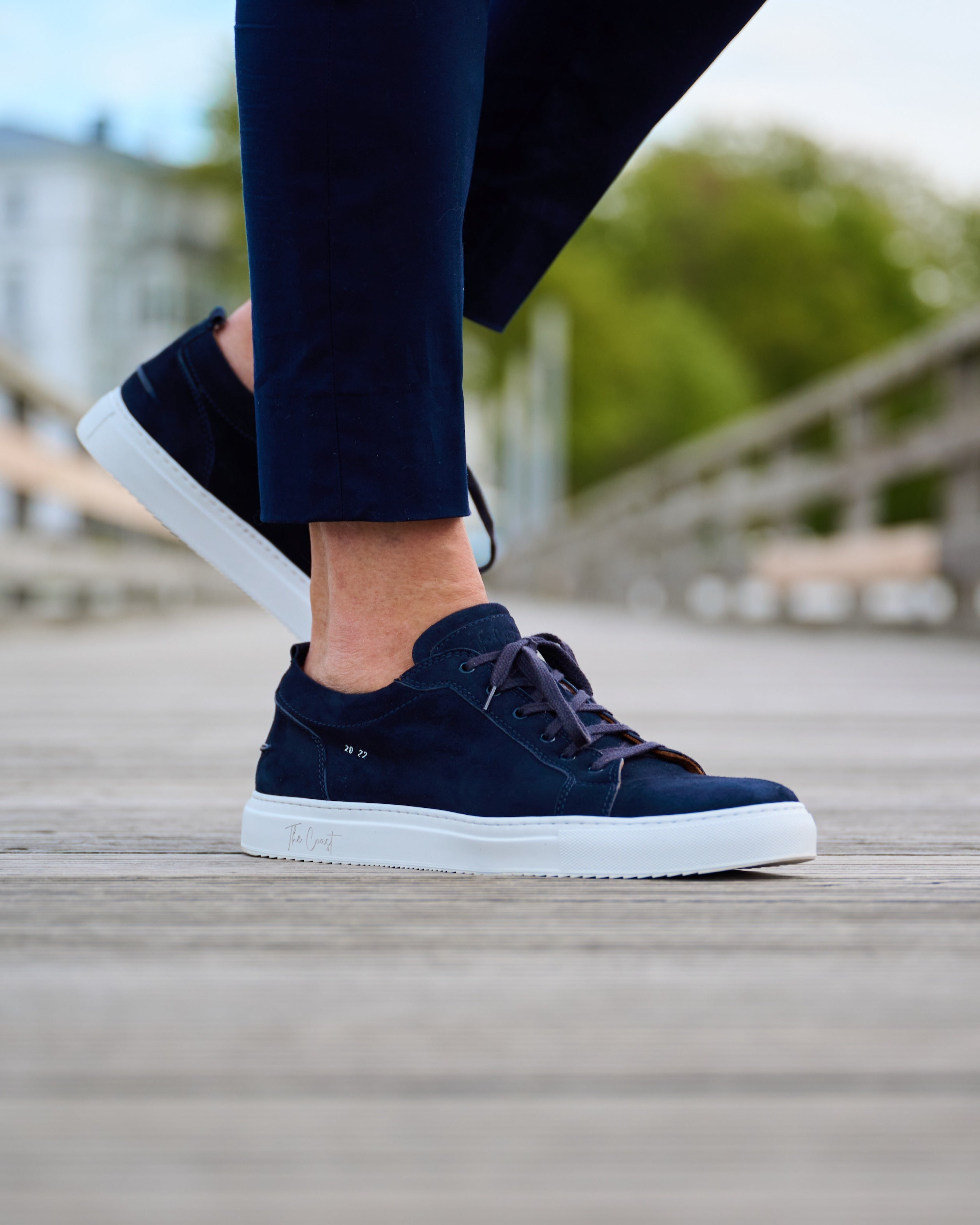 Maxi Sneaker Navy Blau – auf Treppe getragen