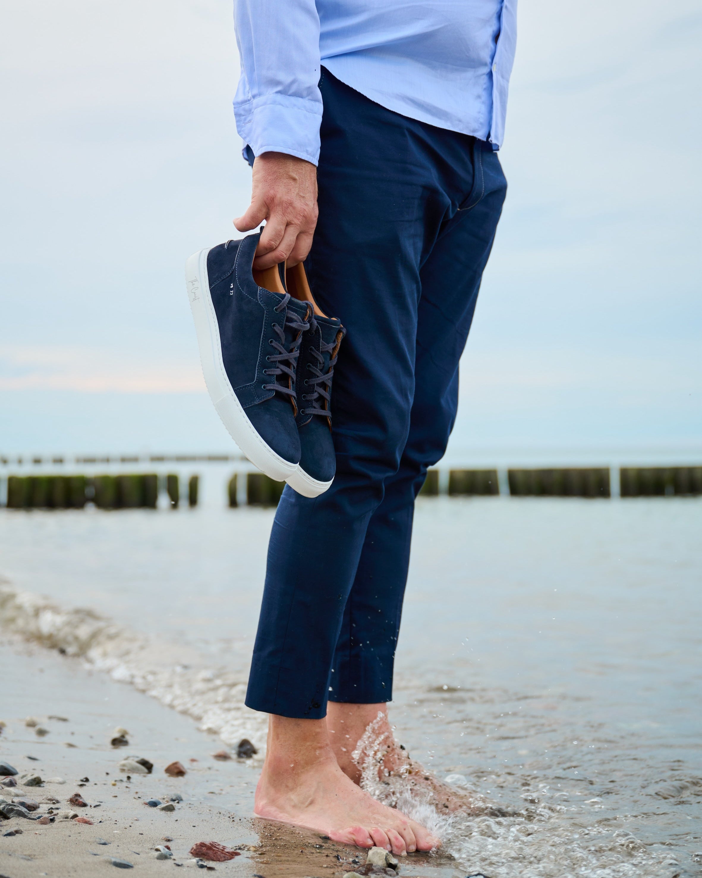 Maxi Sneaker Navy Blau – Seitenansicht getragen am Strand