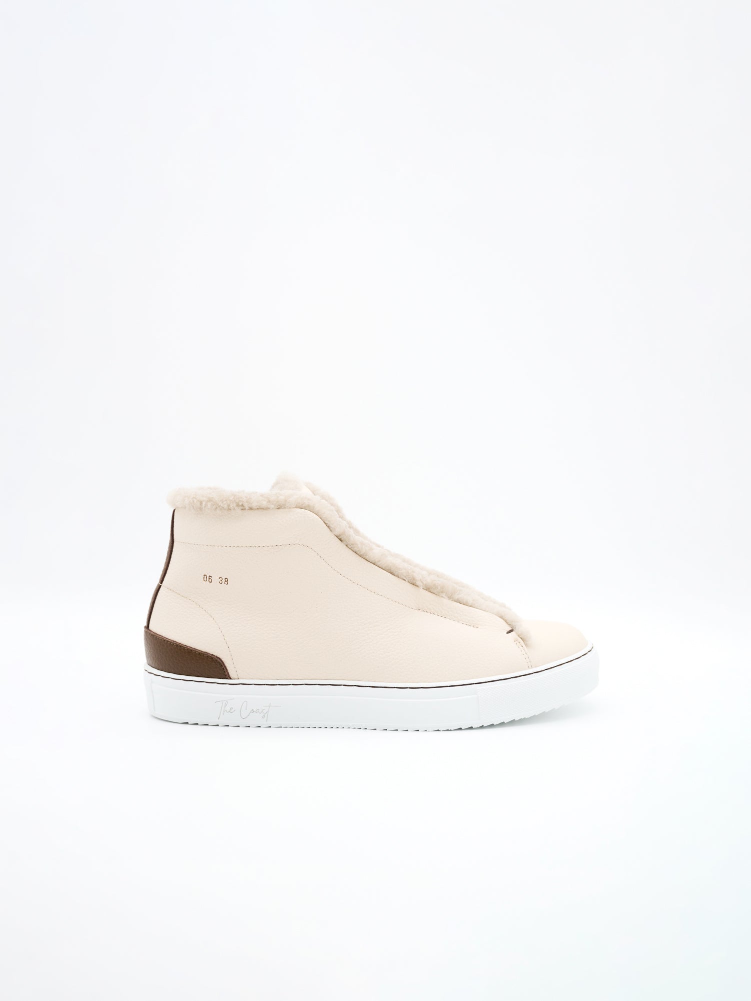 Elliot High-Top Slip-In in Creme – Seitenansicht mit weißer Sohle