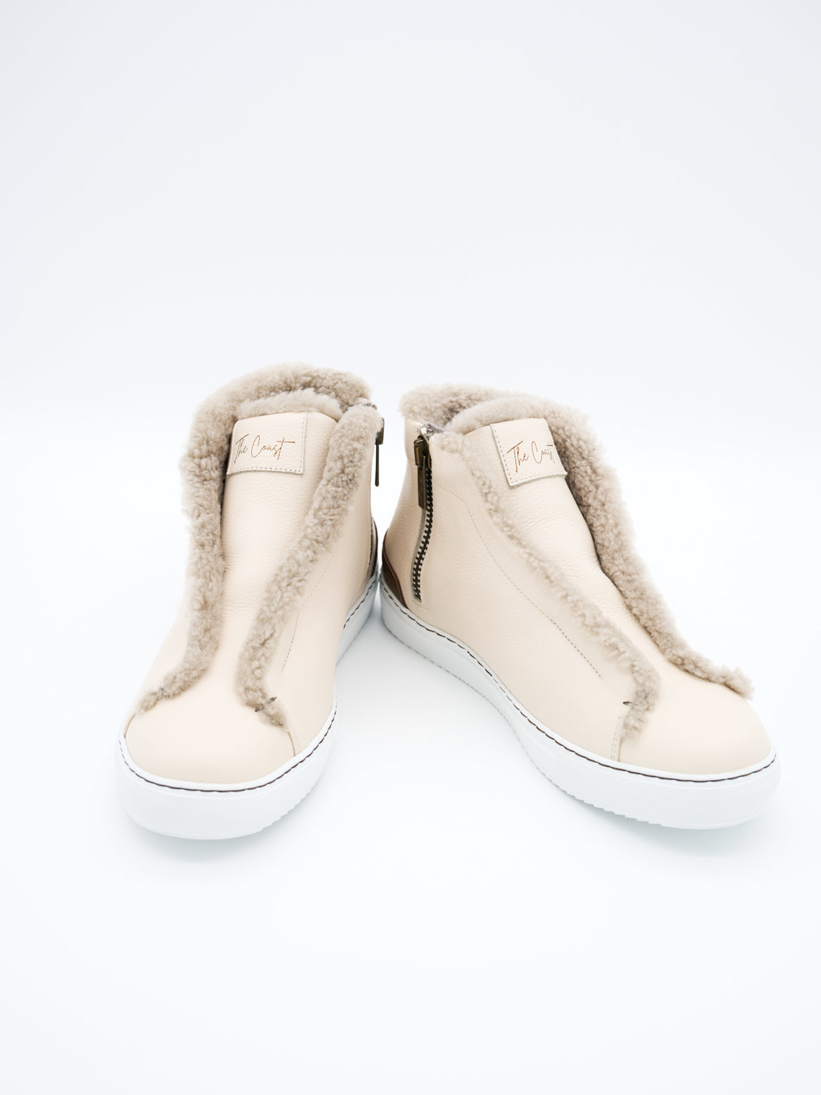 Elliot High-Top Sneaker in Creme – Paar diagonal von vorne