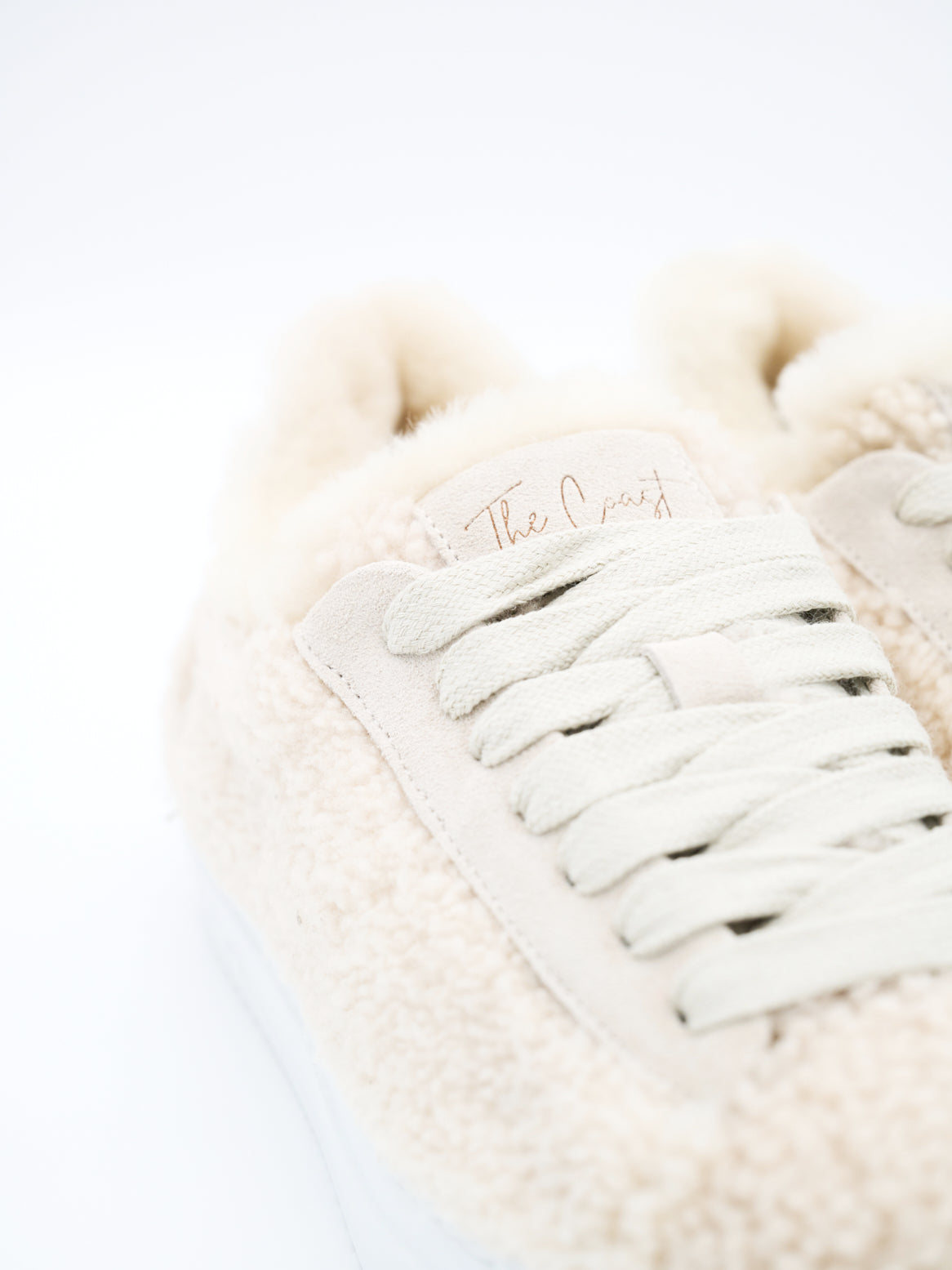 Detailaufnahme des Lammfellfutters & Logos im Clara Sneaker