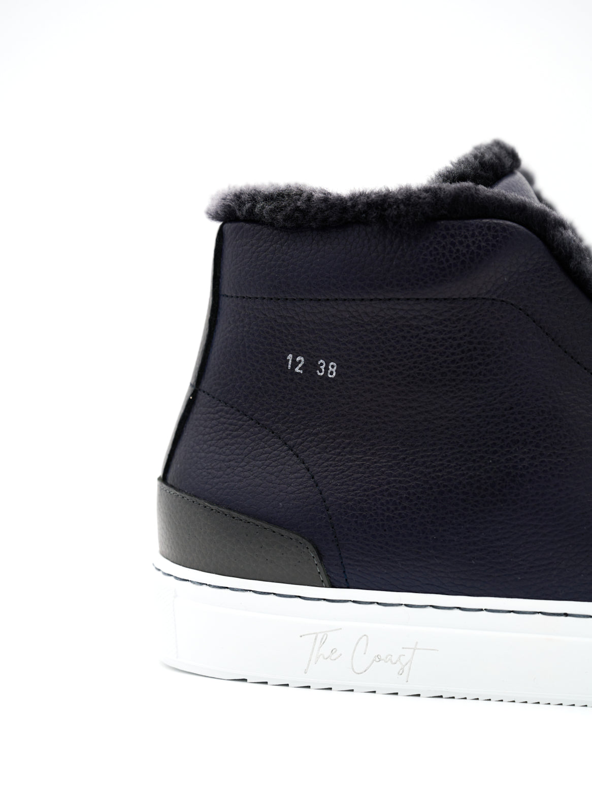 Elliot High-Top – Detailansicht Ferse mit Logo-Prägung“