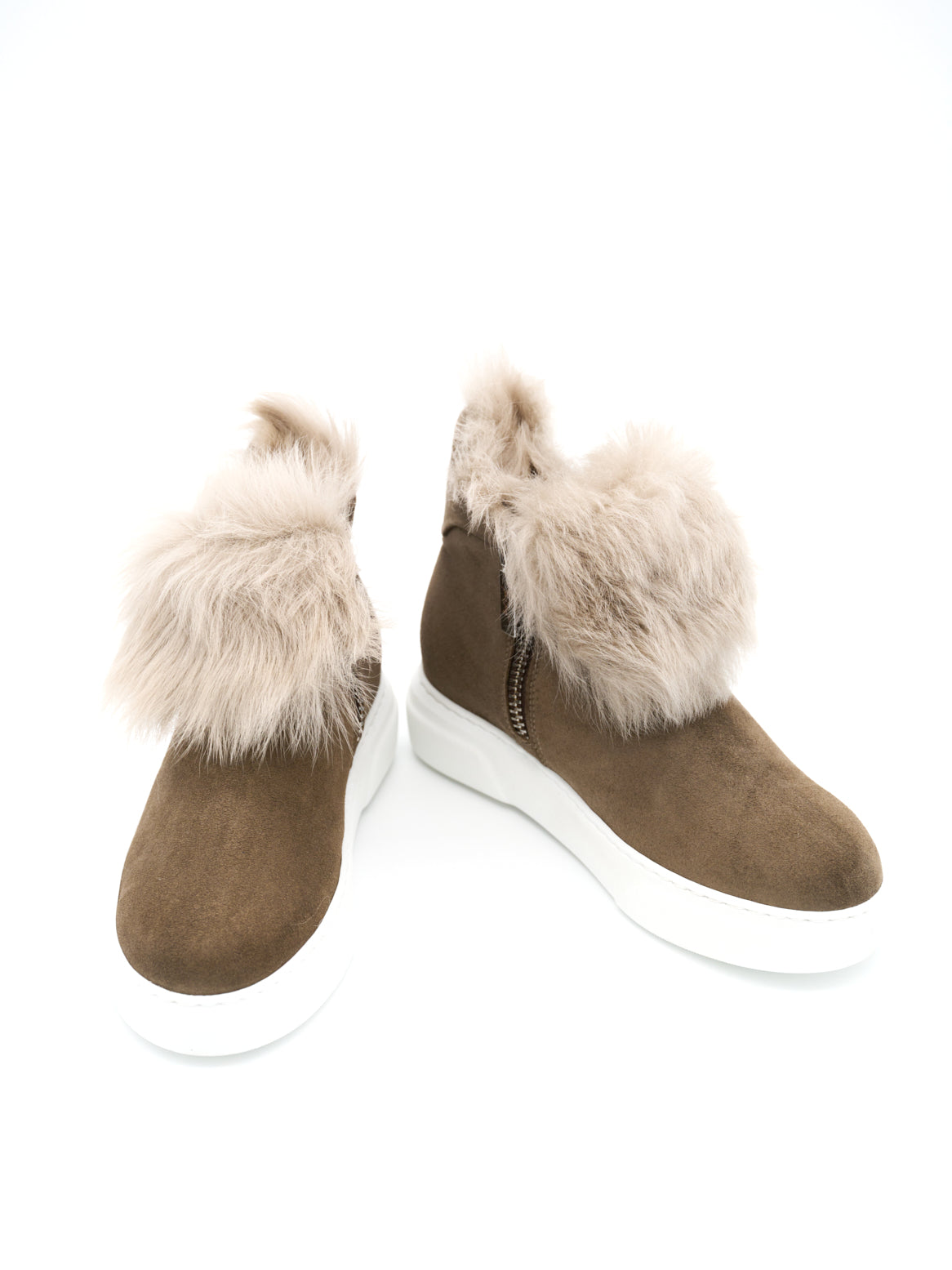 Chelsea Sneaker in Taupe – Vorderansicht mit elegantem Fell