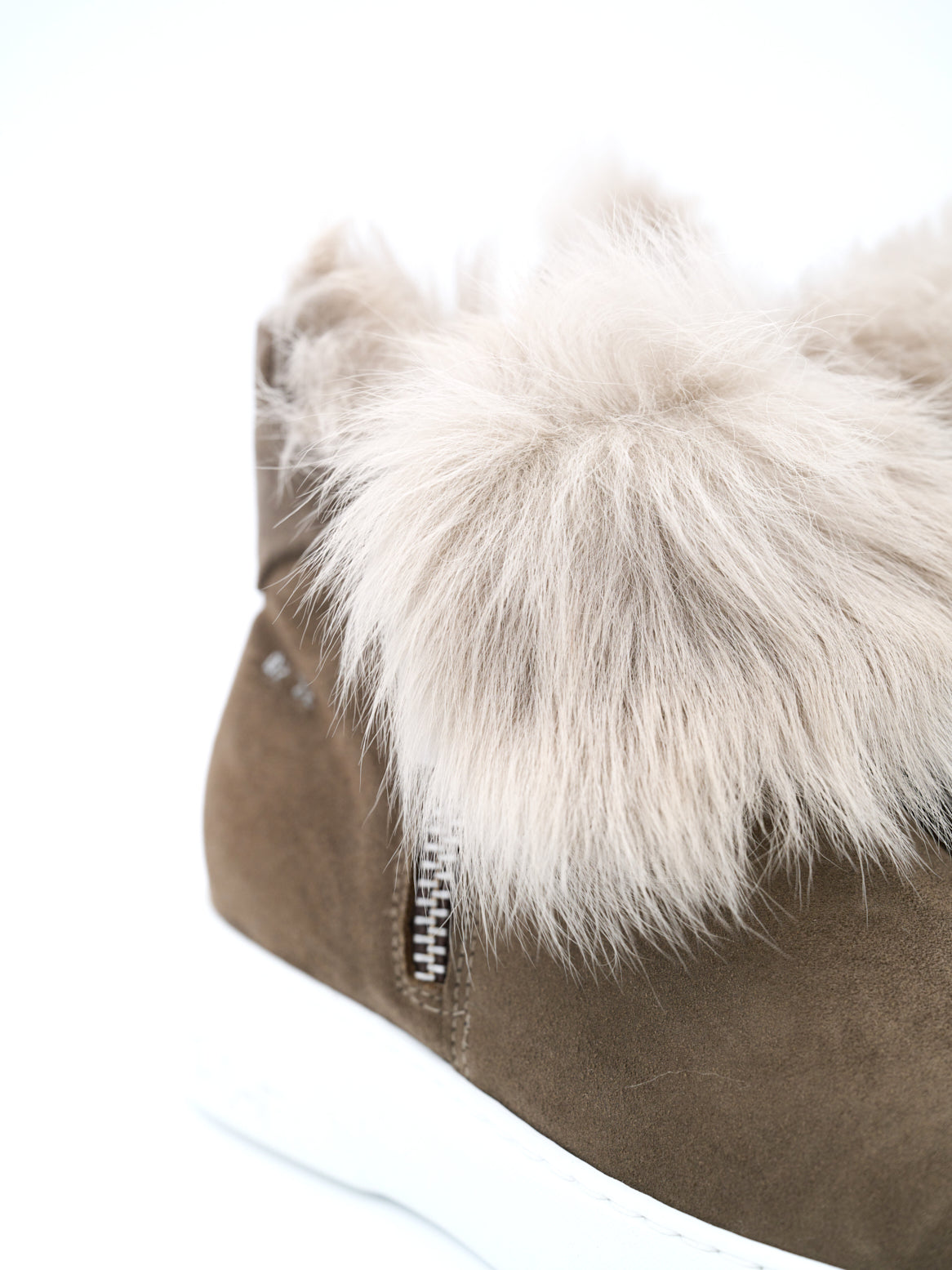 Voluminöser Lammfellbesatz am Einstieg des Chelsea Sneakers in Taupe