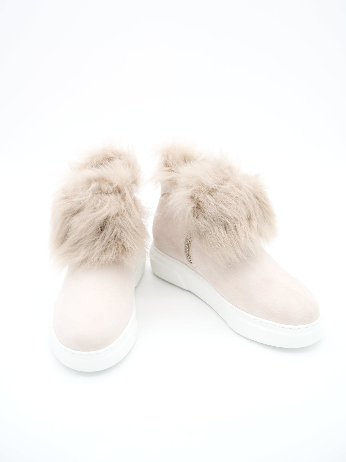 Chelsea Sneaker in Creme – Vorderansicht des Paars mit Reißverschluss