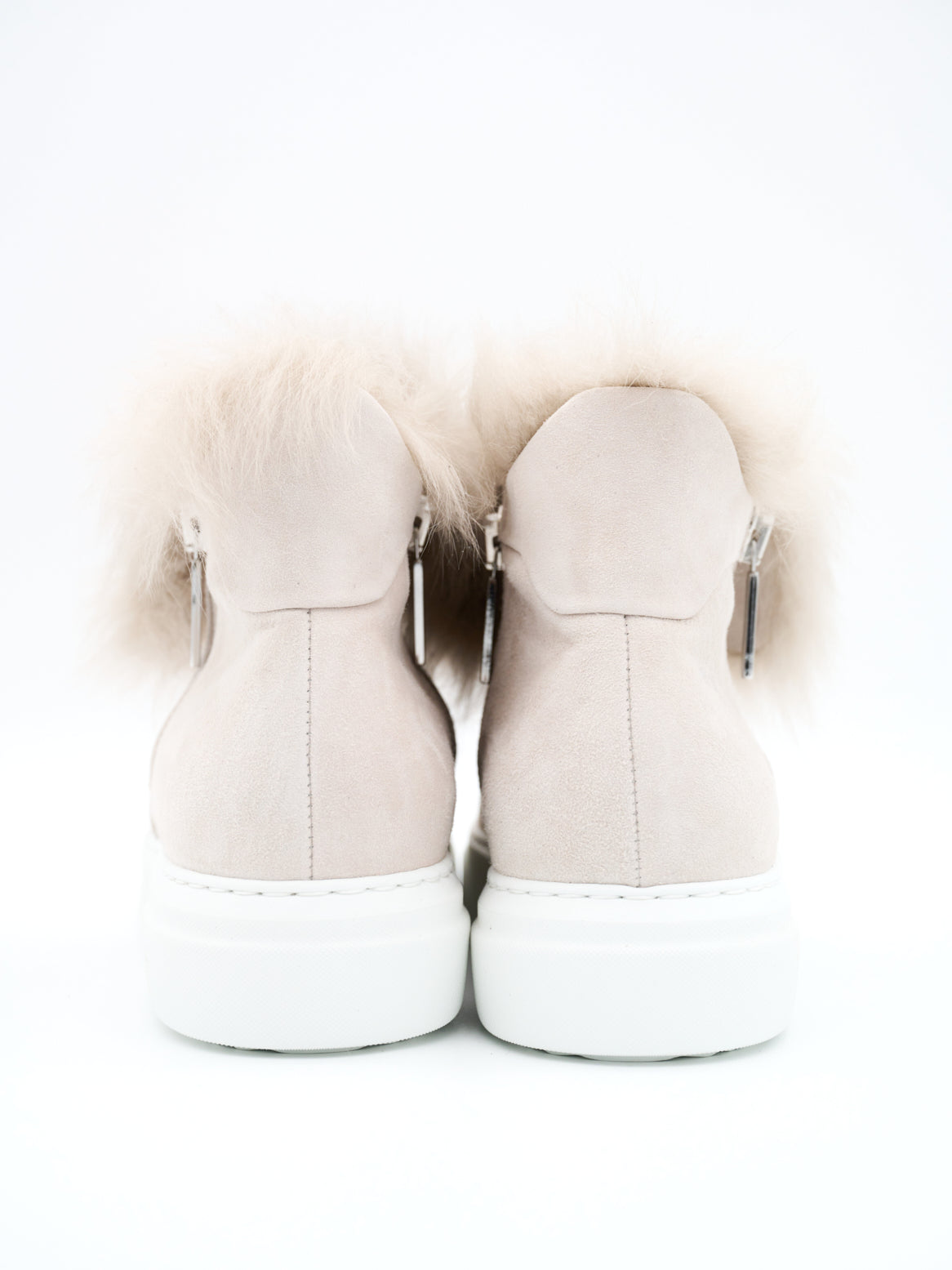 Chelsea Sneaker in Creme – Rückansicht mit beidseitigem Reißverschluss