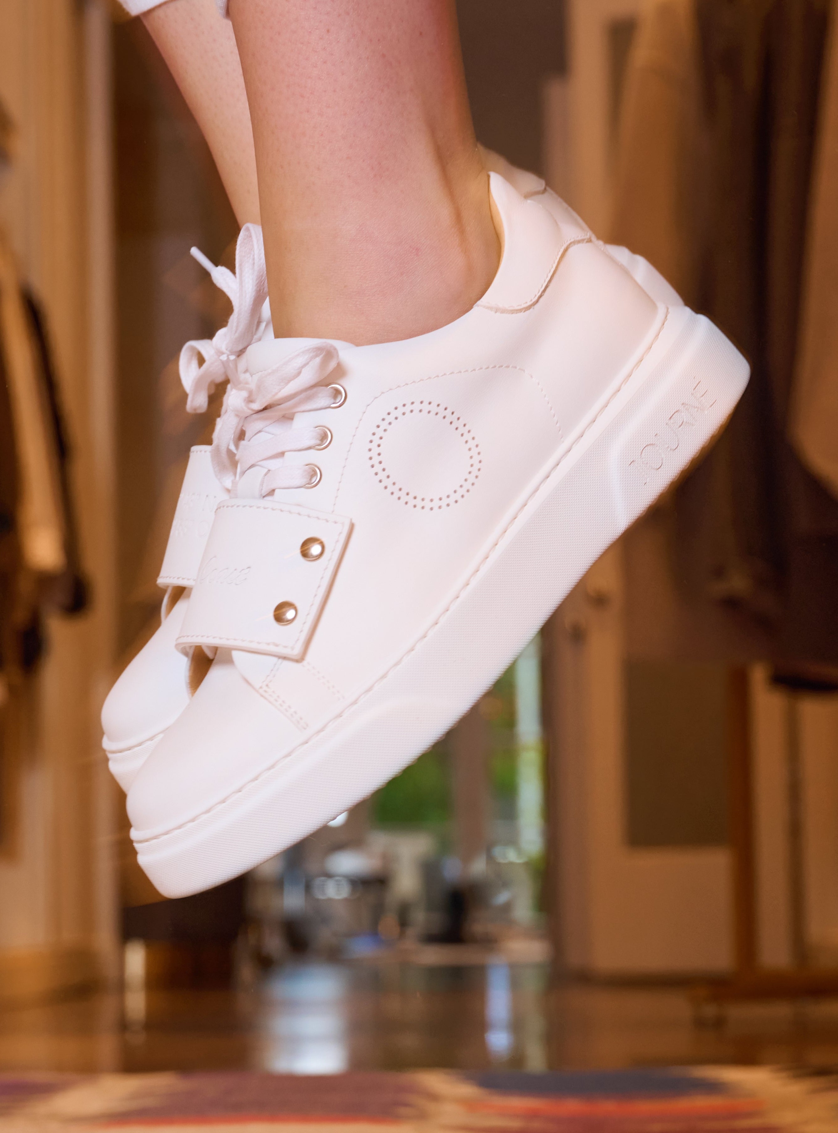 Adelina Sneaker in Bewegung – getragen mit heller Hose, eleganter Streetstyle
