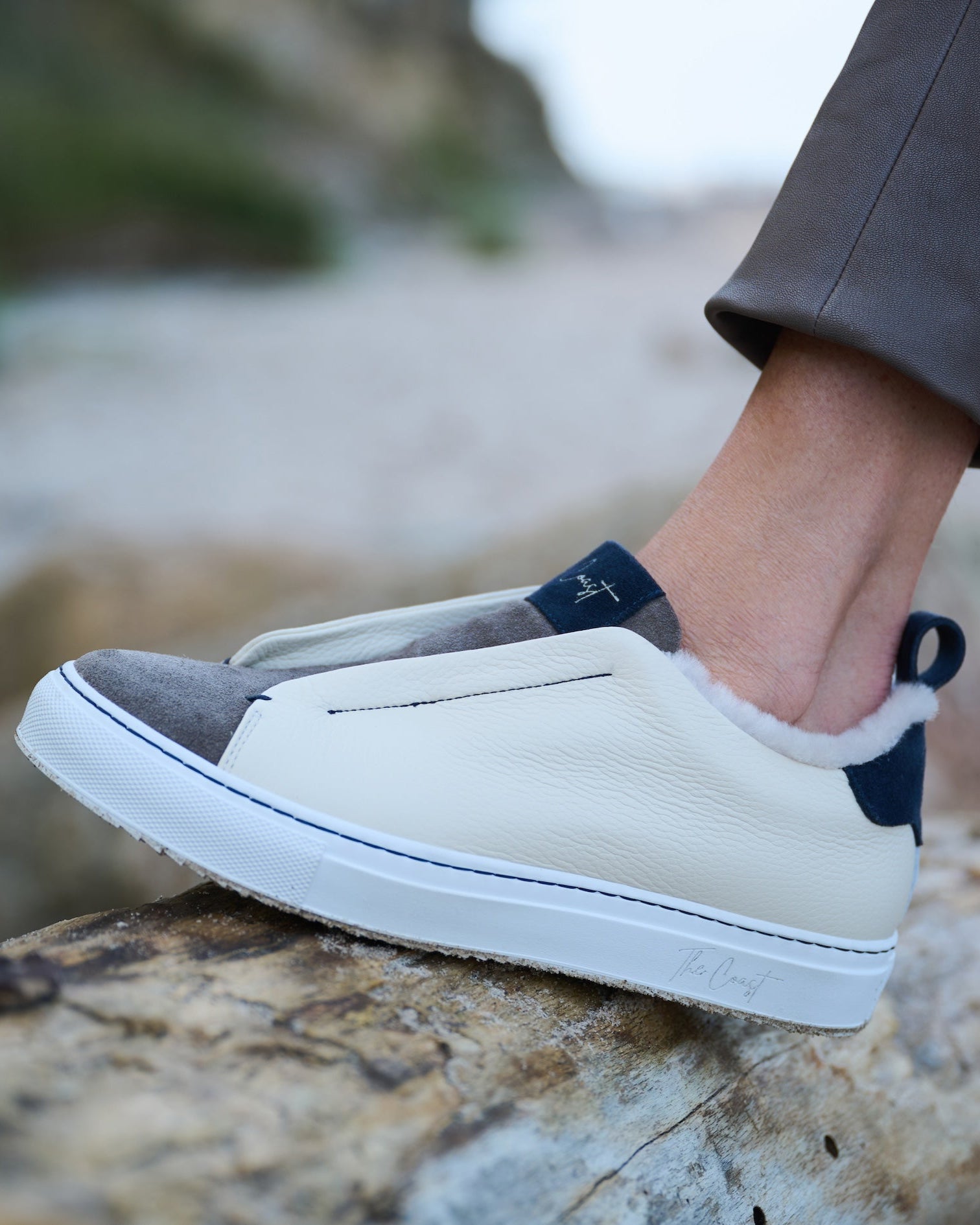 Alexa Slip-In Creme – getragen am Strand, sportlich-elegant