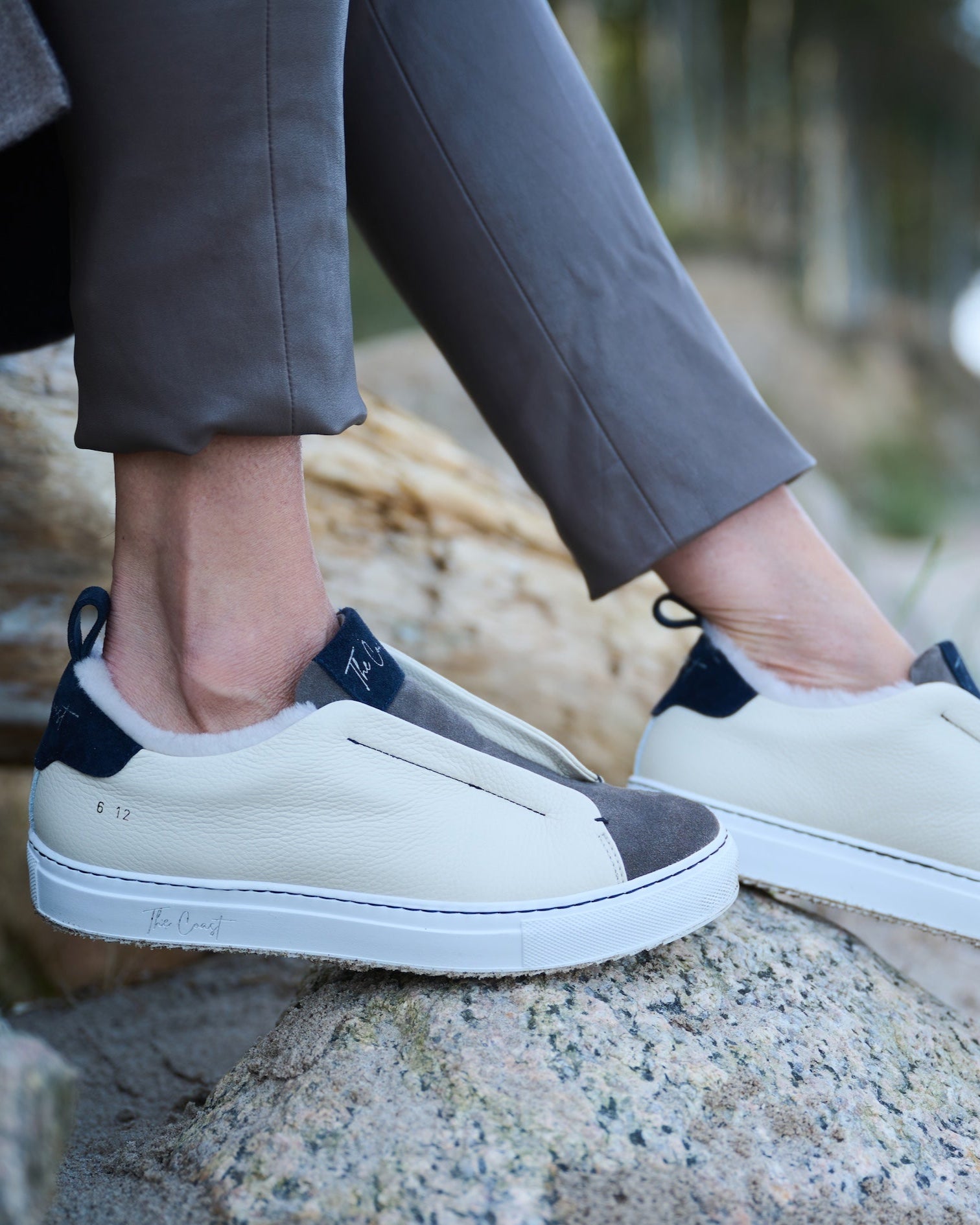 Alexa Slip-In Creme – getragen am Strand, sportlich-elegant