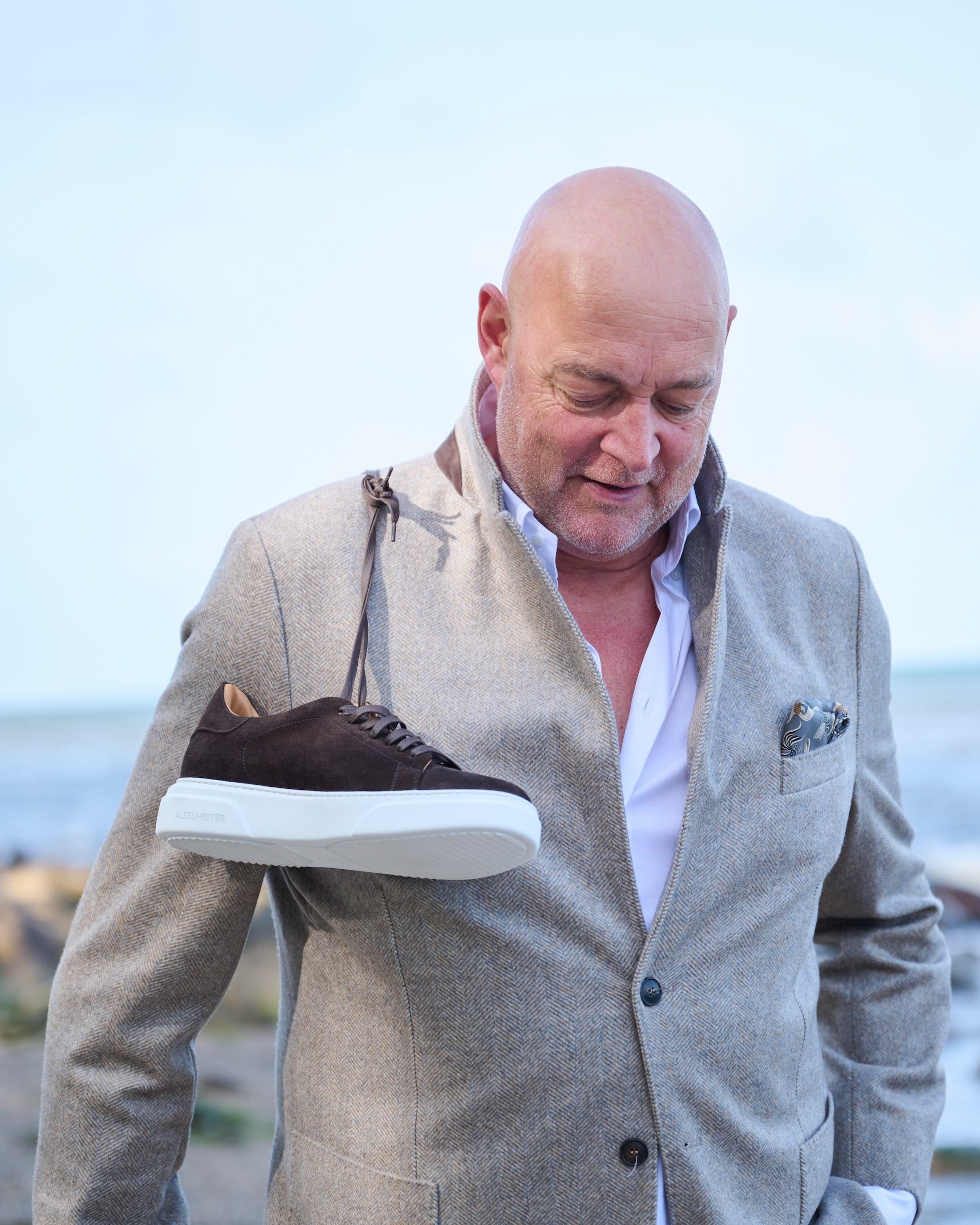 Giacomo Sneaker Dunkelbraun – getragen über der Schulter