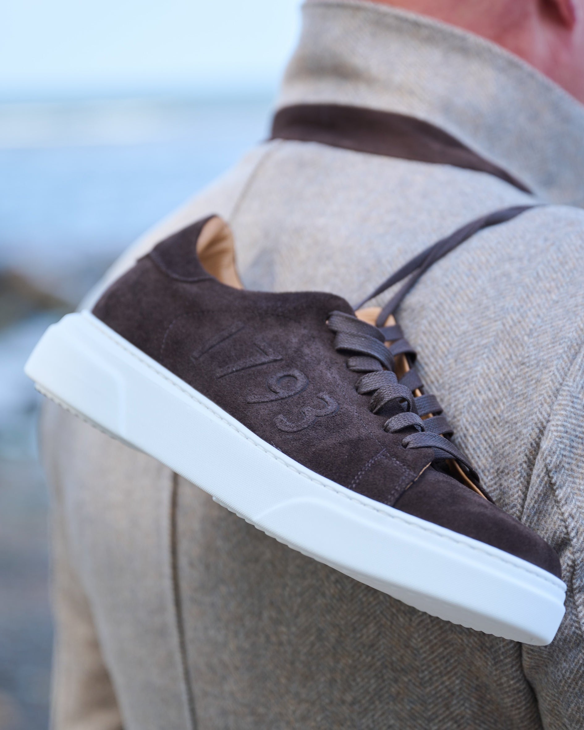 Giacomo Sneaker Dunkelbraun – in Kombination mit Sakko