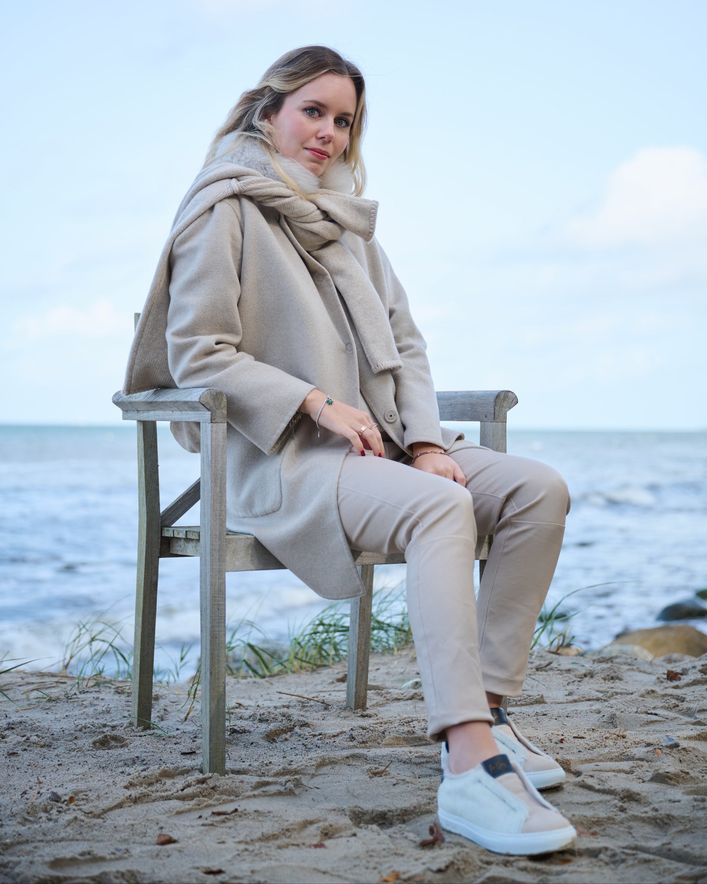 Alexa Lammfell Slip-In Sneakers am Fuß – Lifestyle-Aufnahme mit Model