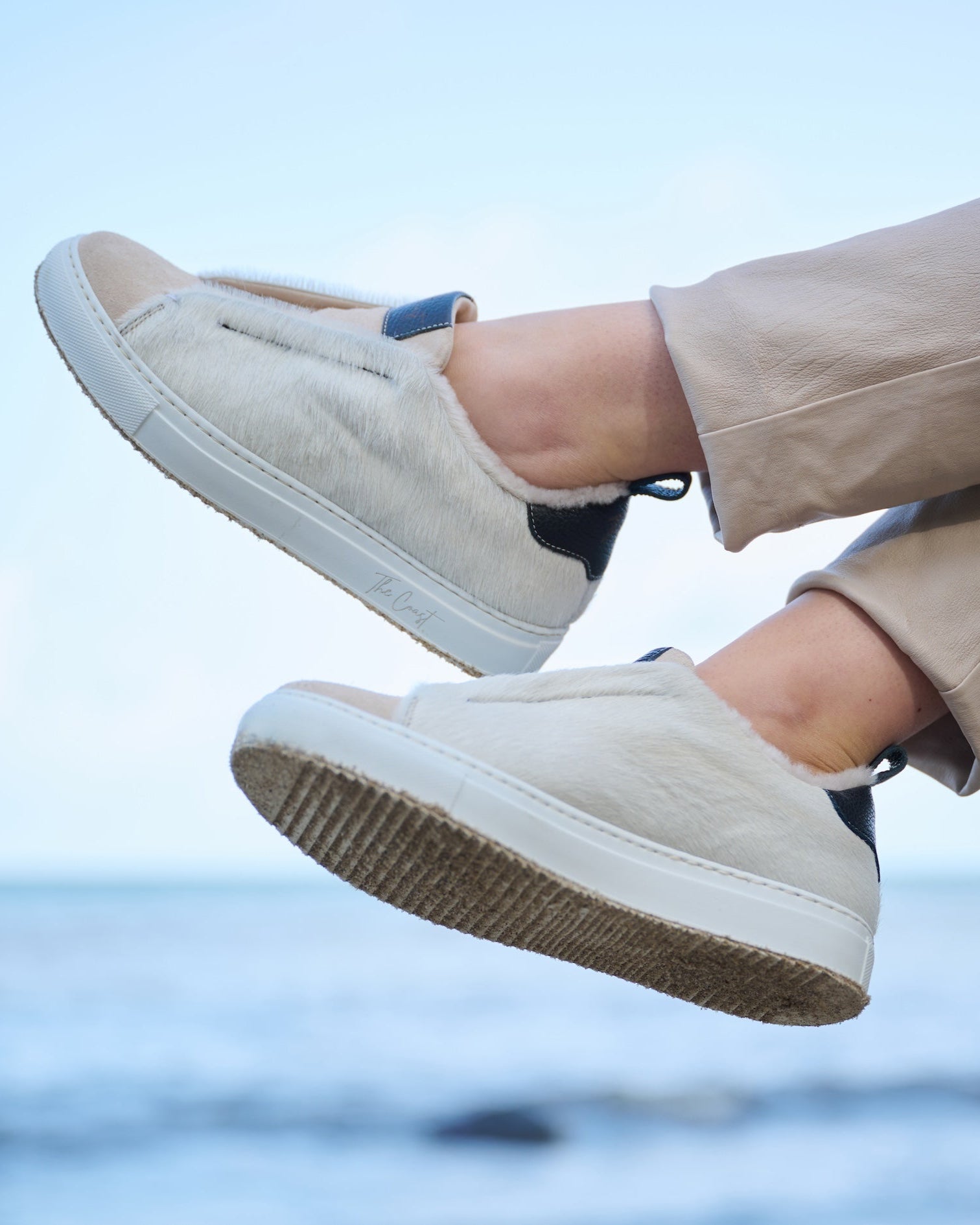 Nahaufnahme des Alexa Sneakers – gepolsterter Schaft mit Lammfell