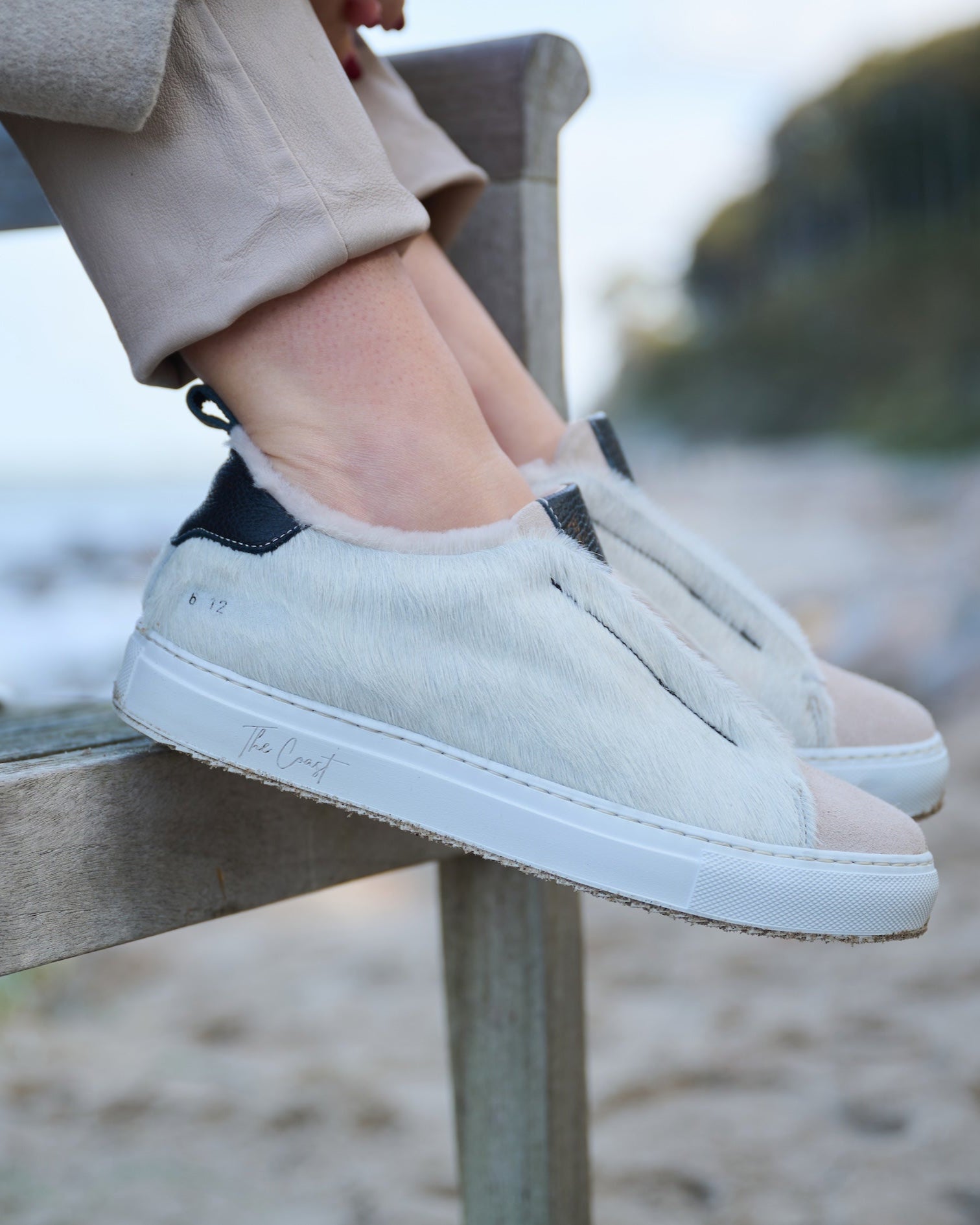 Alexa Lammfell Slip-In Sneakers am Fuß – Lifestyle-Aufnahme mit Model