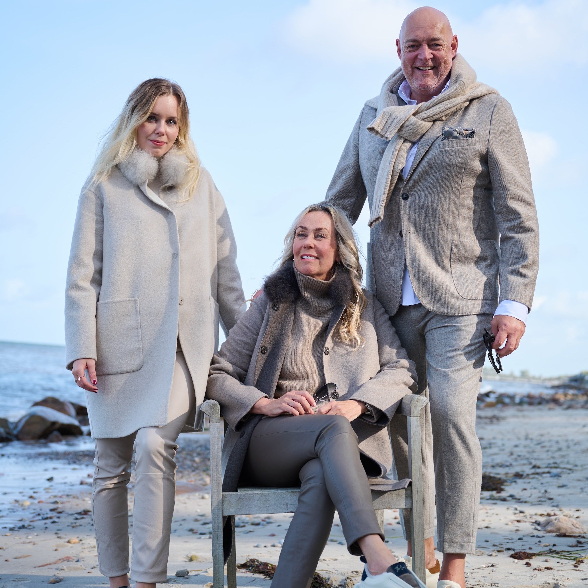 Alexa Slip-In Creme – getragen am Strand, sportlich-elegant