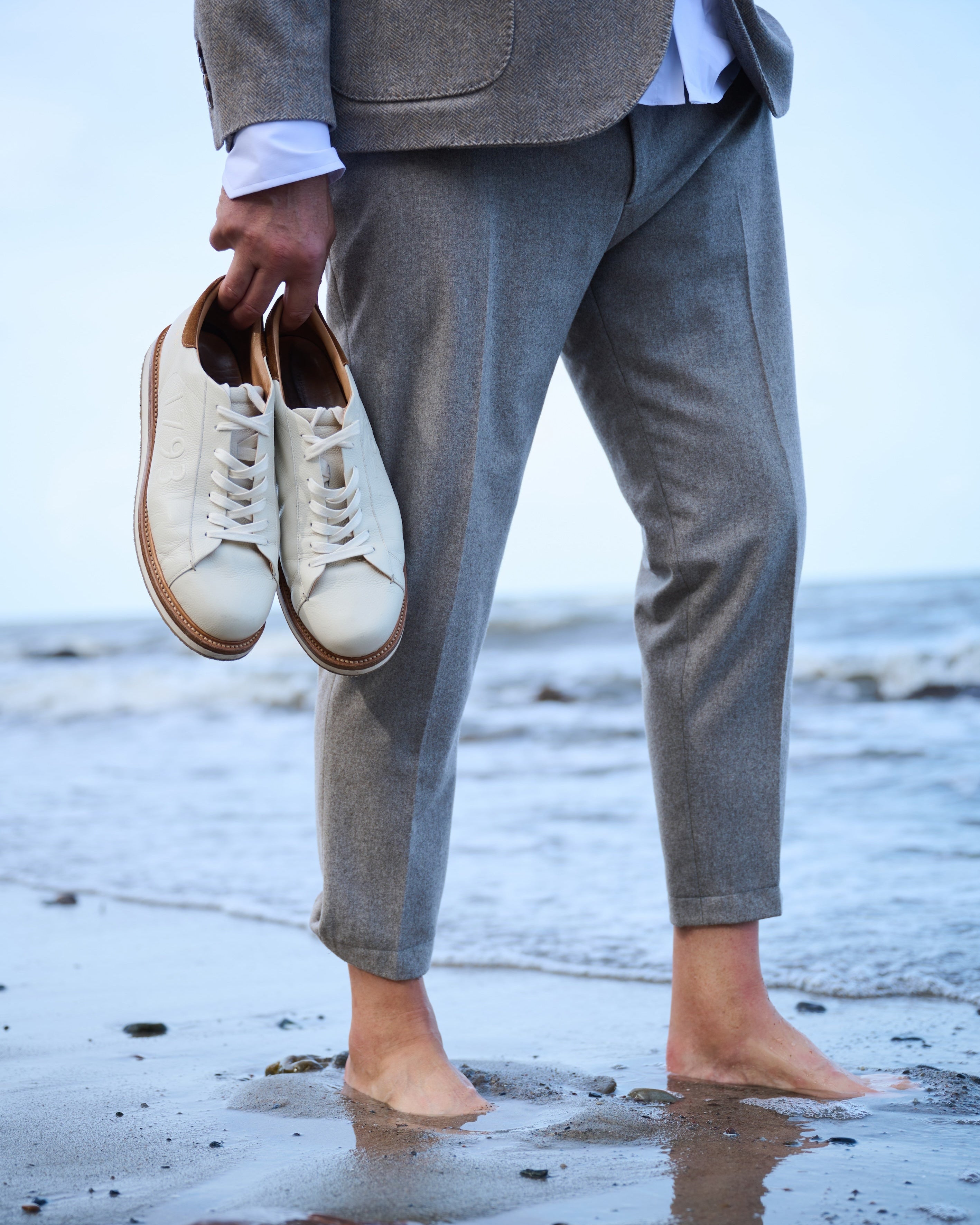 Silvio Sneaker in Bewegung – getragen am Strand