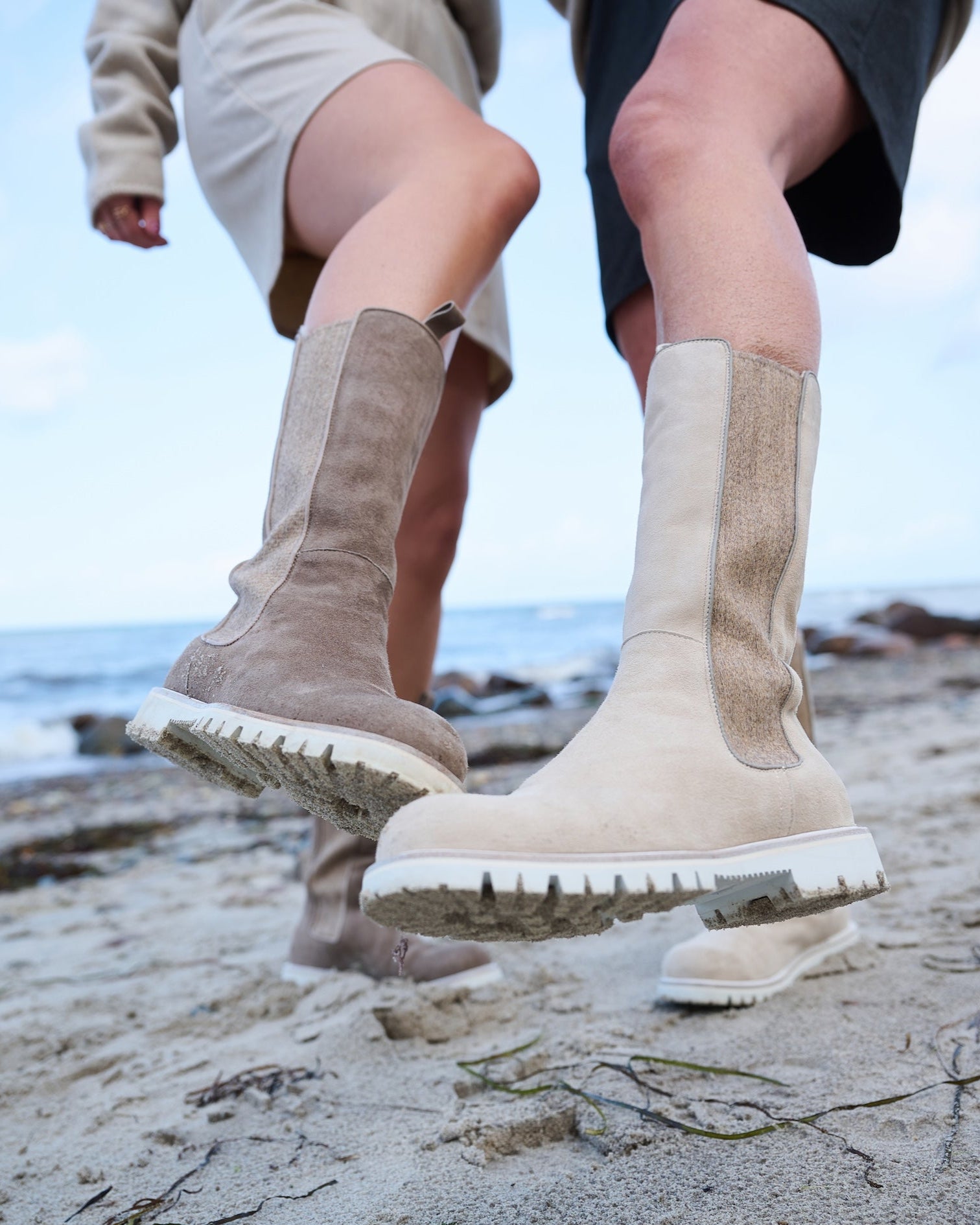 Cipriana Damenstiefel in Taupe – kombiniert im natürlichen Outdoor-Look