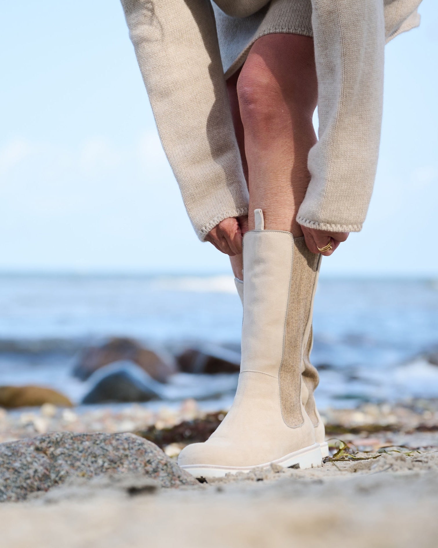 Cipriana Lammfellstiefel Creme – getragen am Meer, stilvoller Winterlook