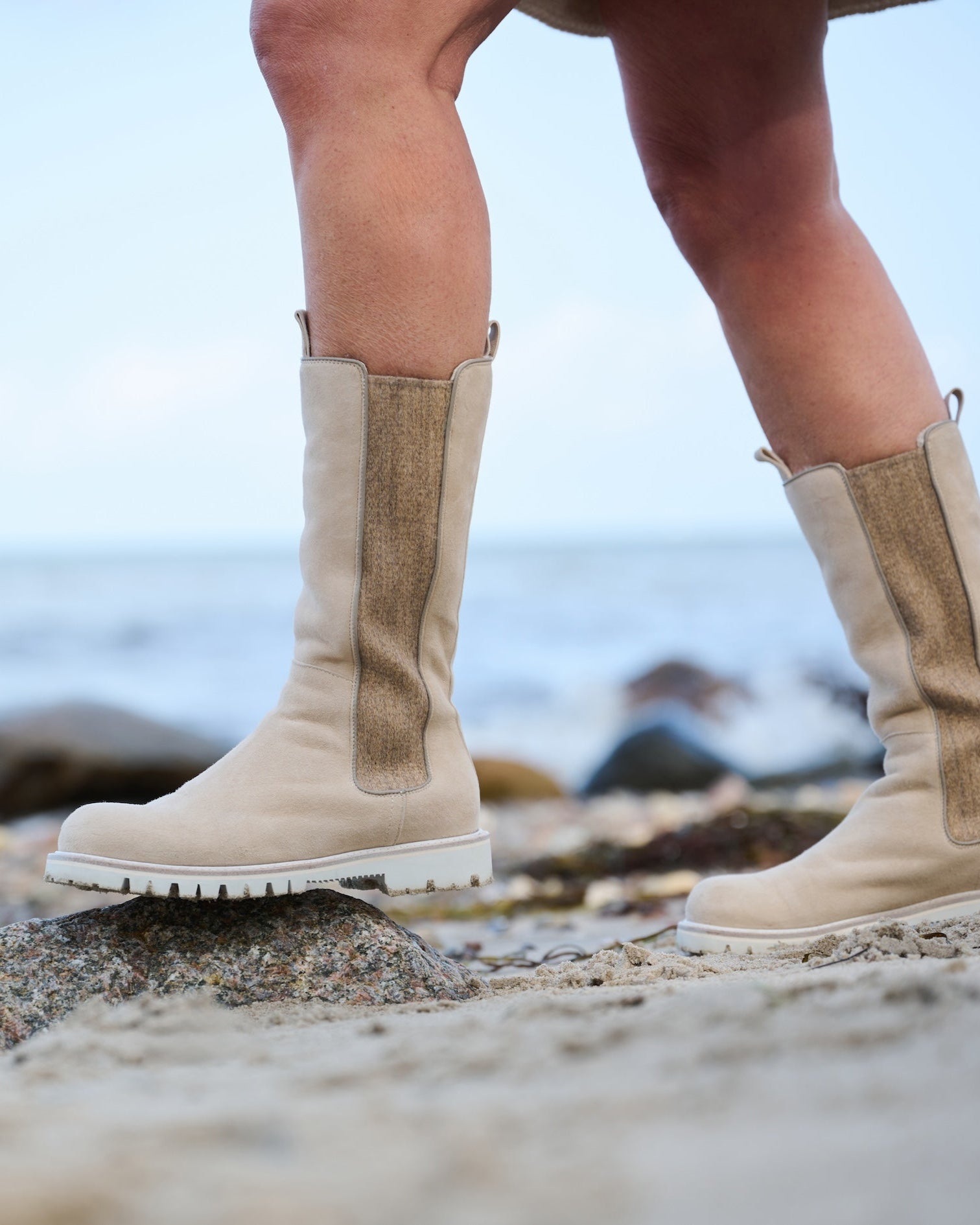 Cipriana Lammfellstiefel Creme – getragen am Meer, stilvoller Winterlook