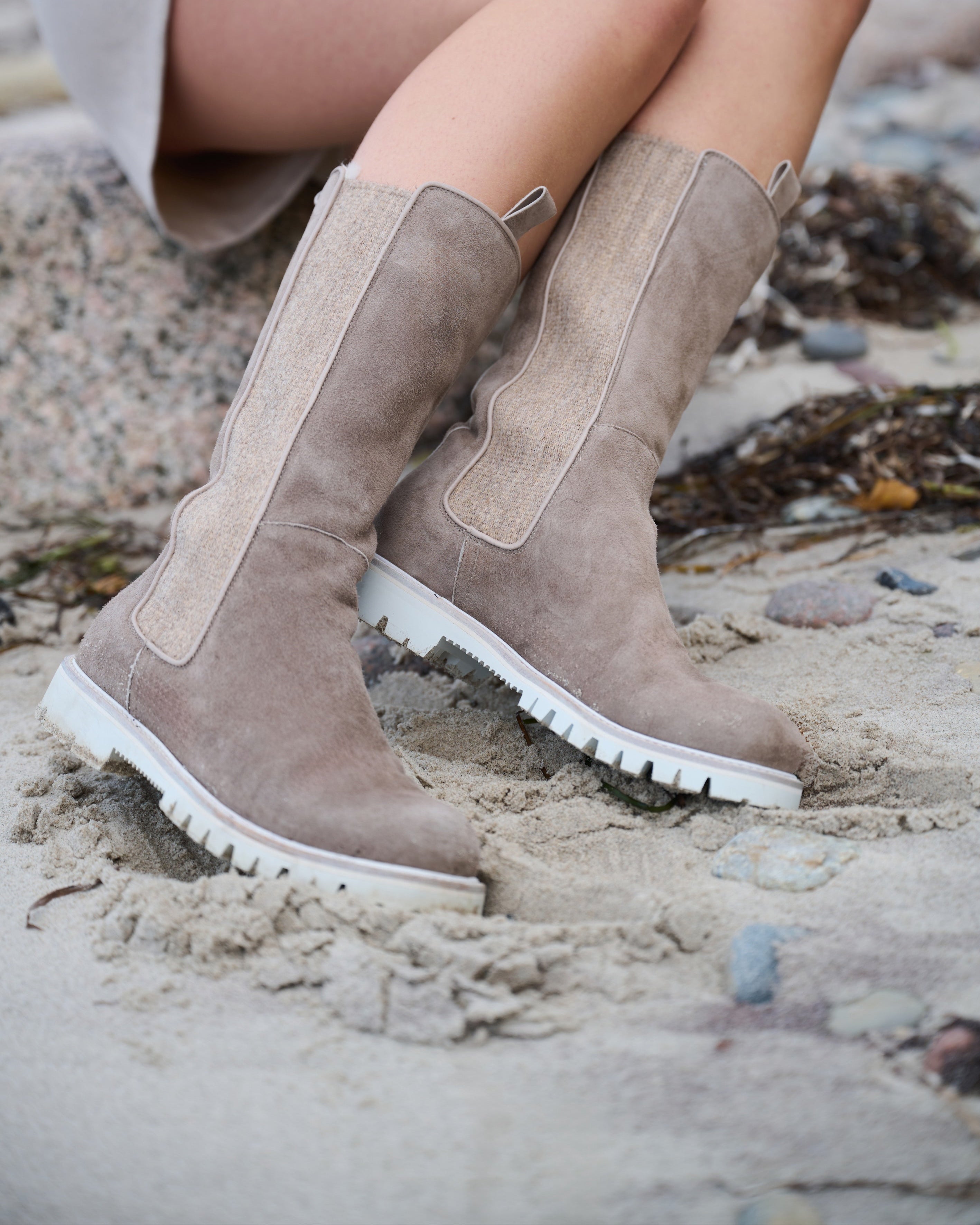 Cipriana Lammfellstiefel Taupe – getragen mit Fokus auf die Struktur