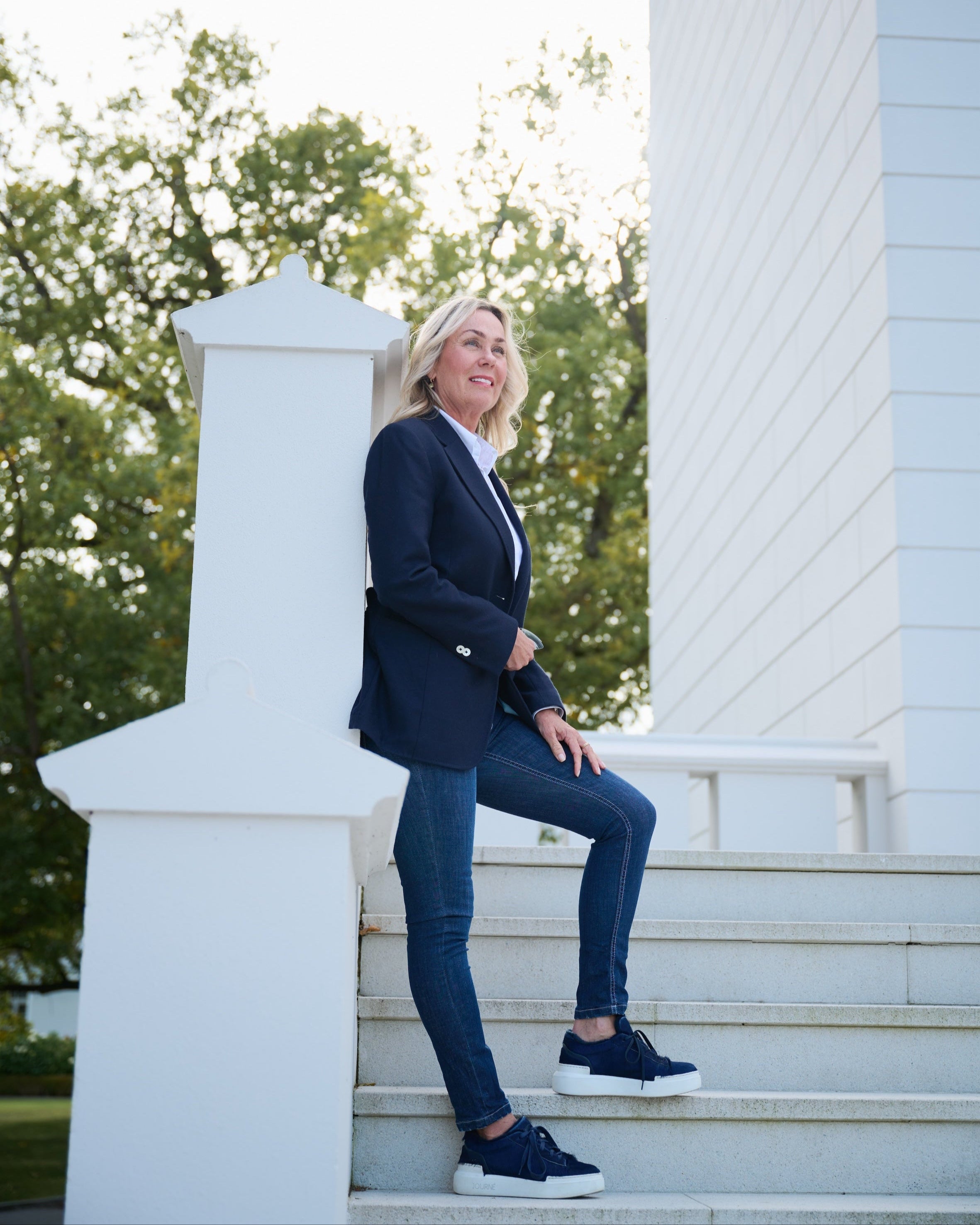 Emilie Sneaker Dunkelblau – getragen im urbanen Look