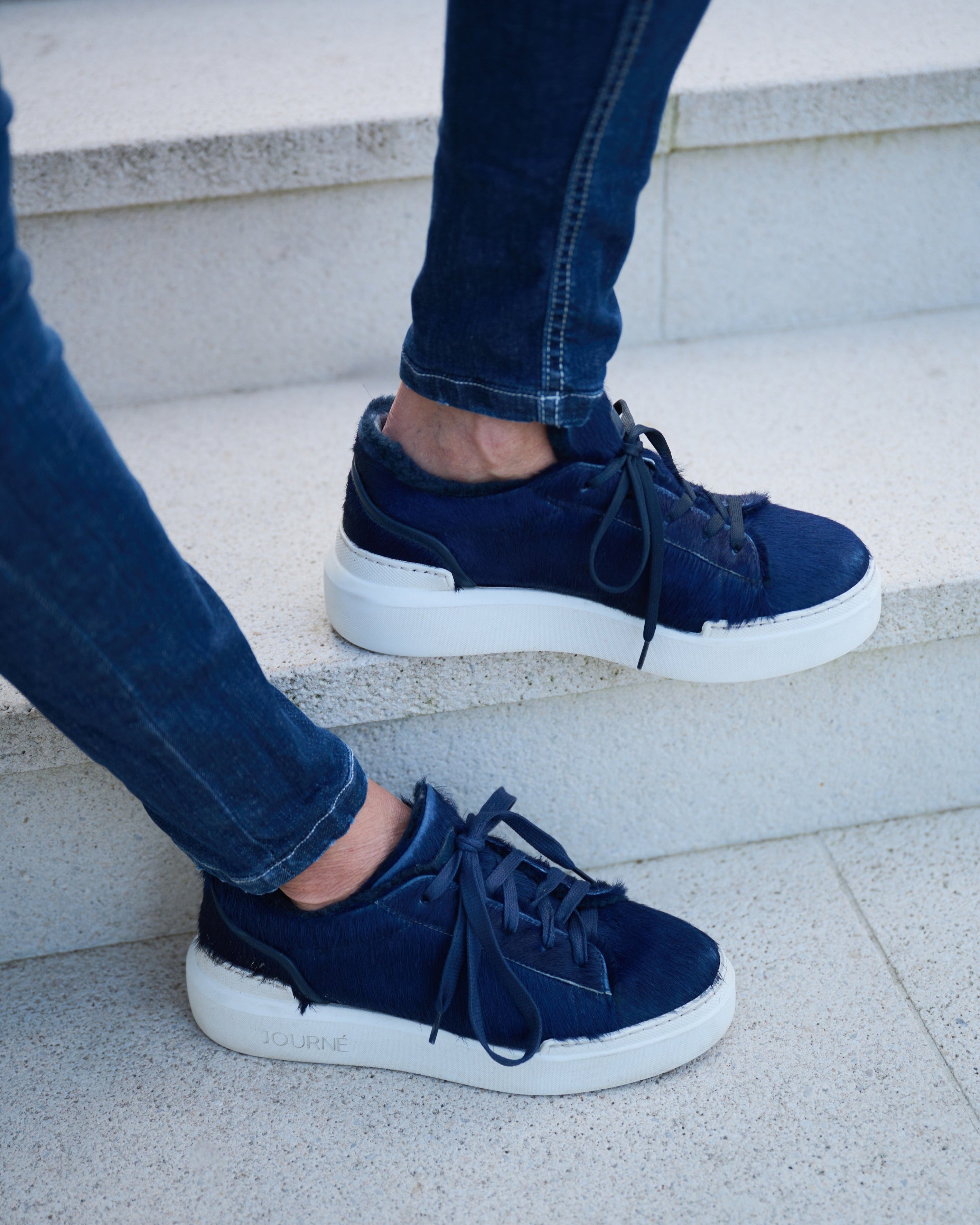 Emilie Cavallino Sneaker Dunkelblau – getragen, Seitenansicht