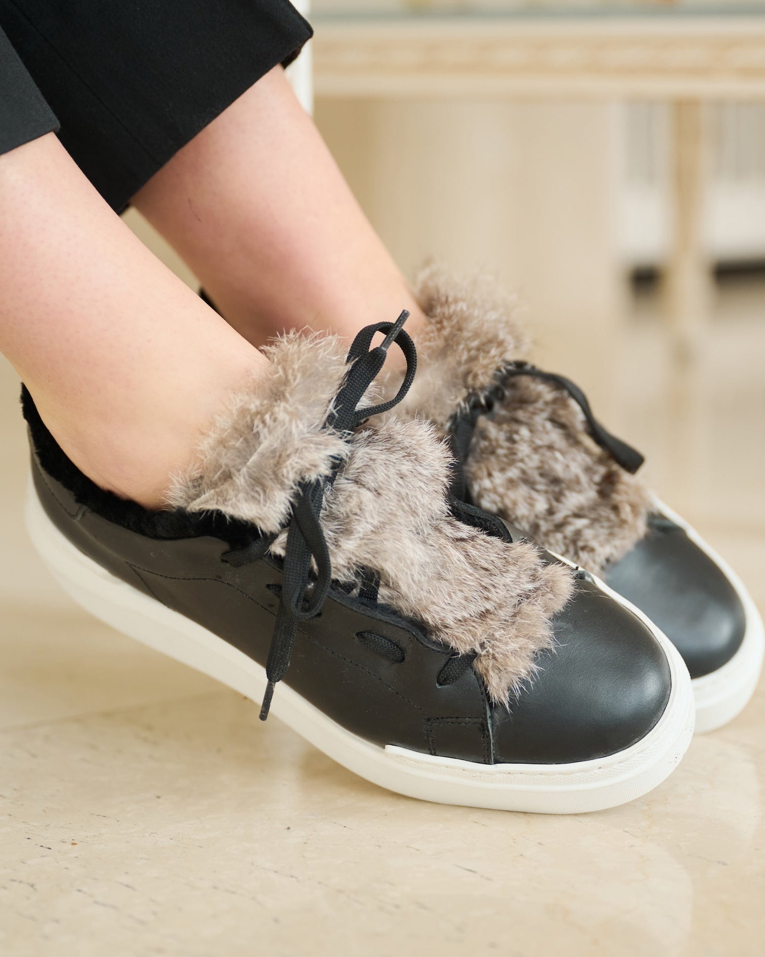 Ginevra Sneaker Schwarz – getragen mit Fellakzenten