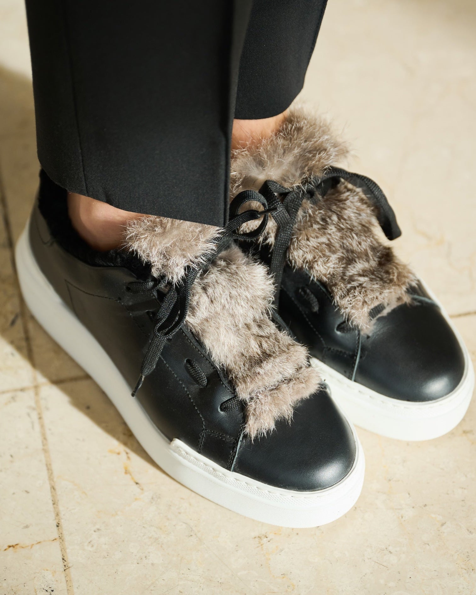 Streetstyle-Look mit Ginevra Sneaker in Schwarz und Fell