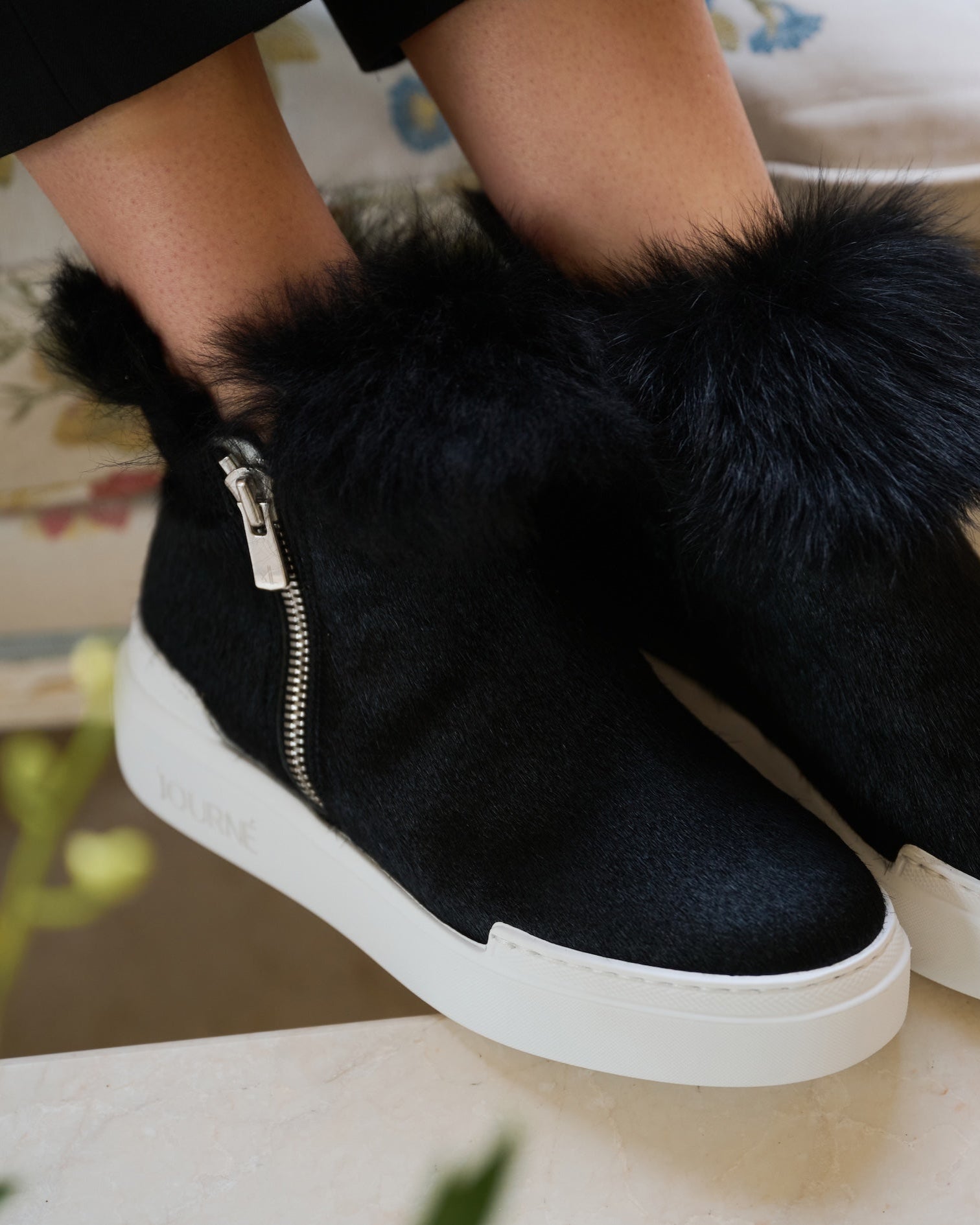 Grazia Chelsea Sneaker in Schwarz – Lammfell und Innenfutter sichtbar
