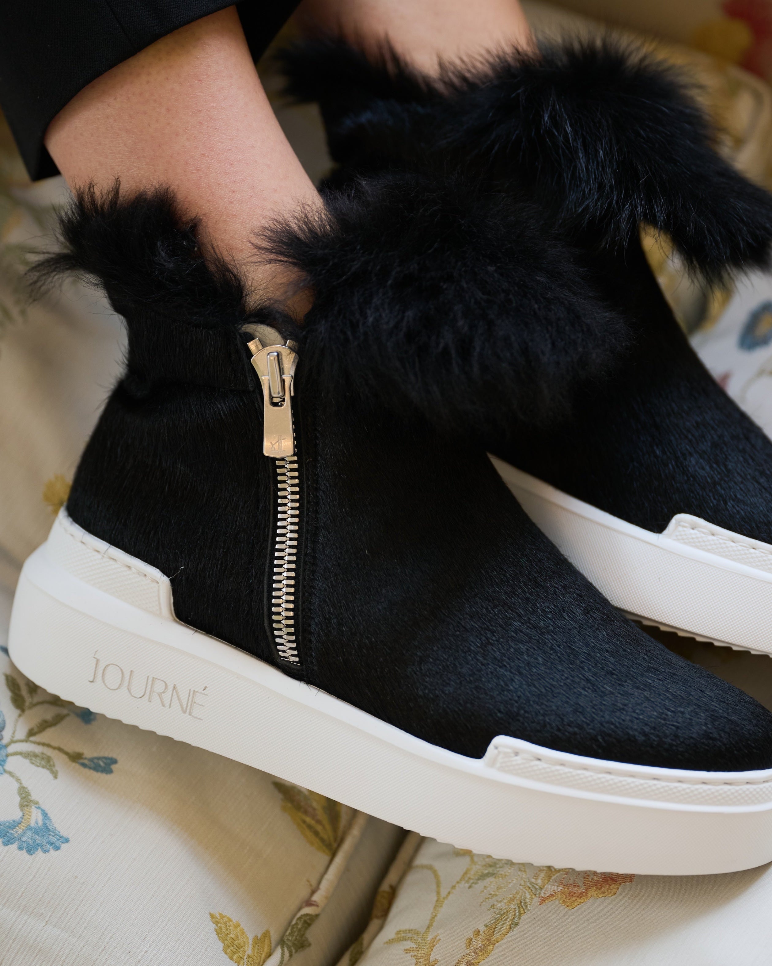 Grazia Chelsea Schwarz – getragen mit Winteroutfit im Sitzen