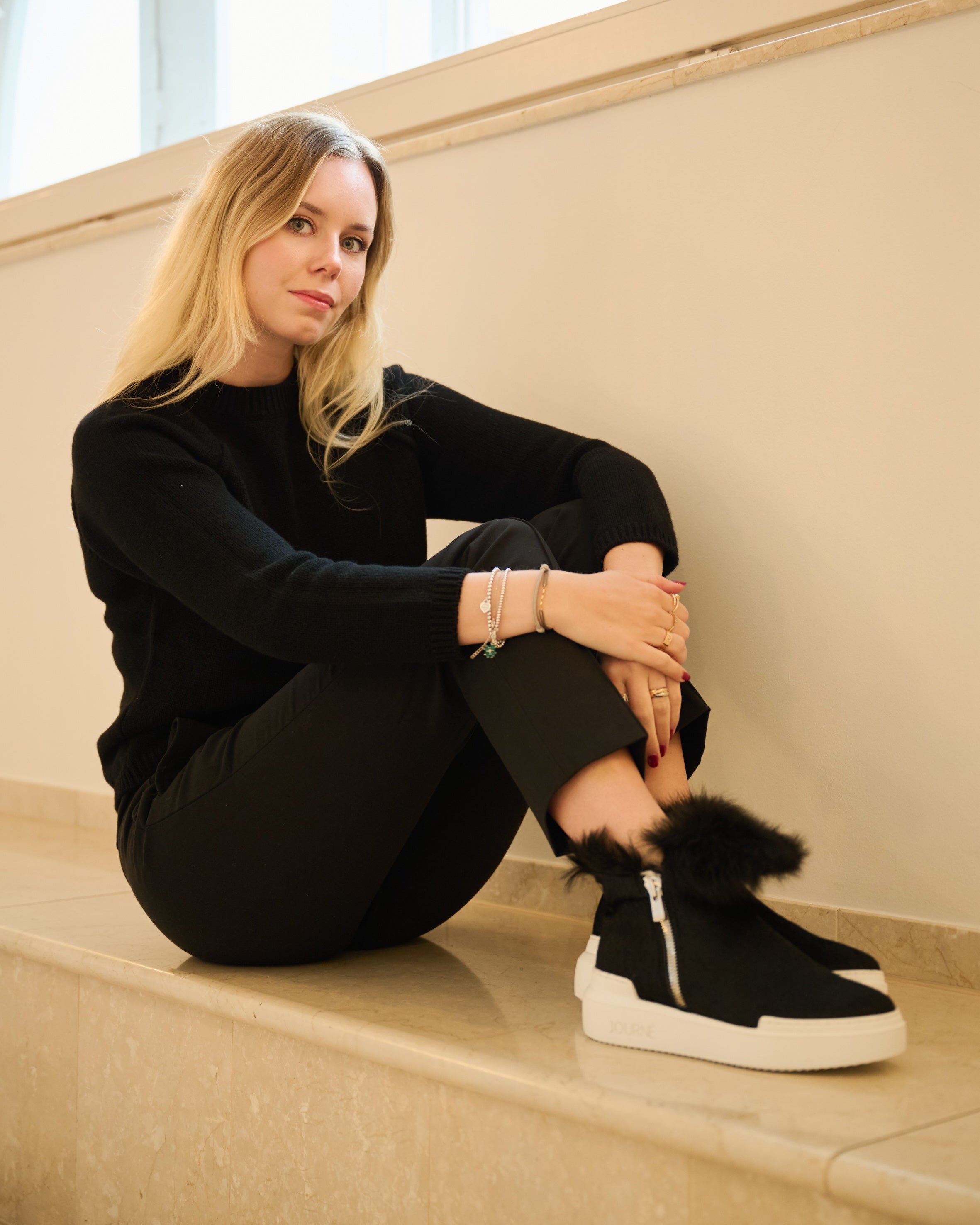 Grazia Cavallino Chelsea – angezogen mit Fokus auf Fellbesatz und Reißverschluss
