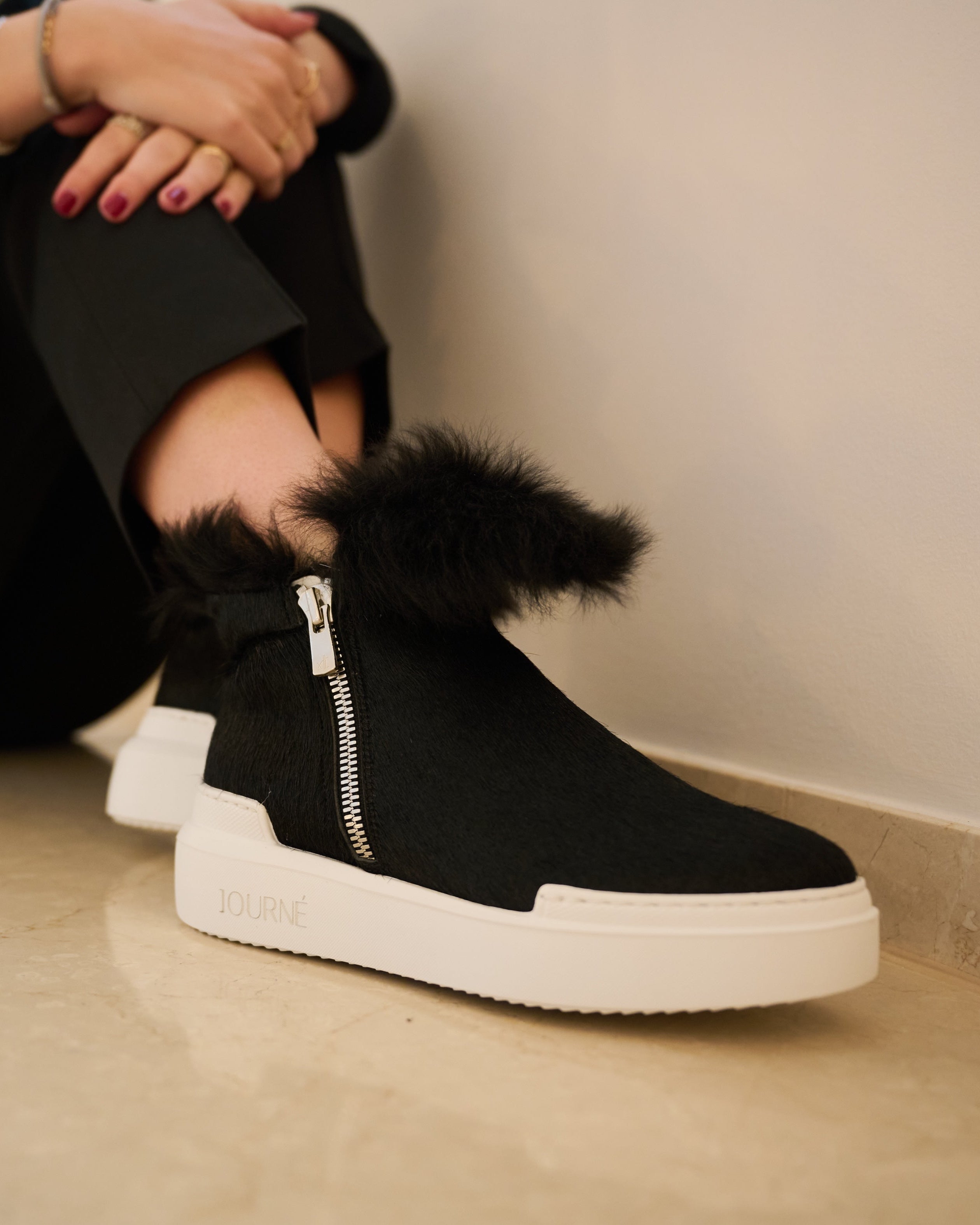 Grazia Chelsea Schwarz – getragen mit Winteroutfit im Sitzen