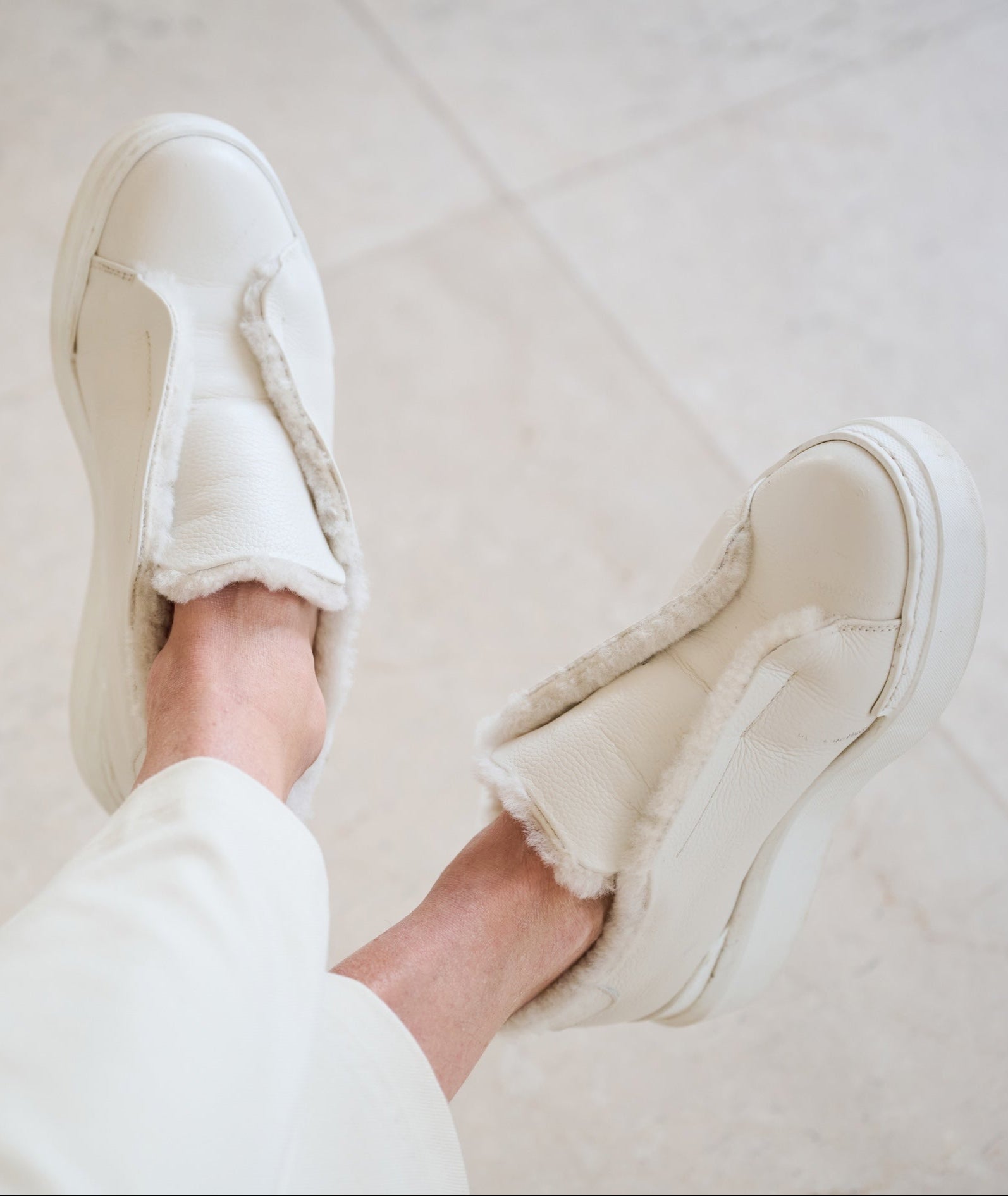 Lexi Sneaker – Draufsicht, Lammfell sichtbar