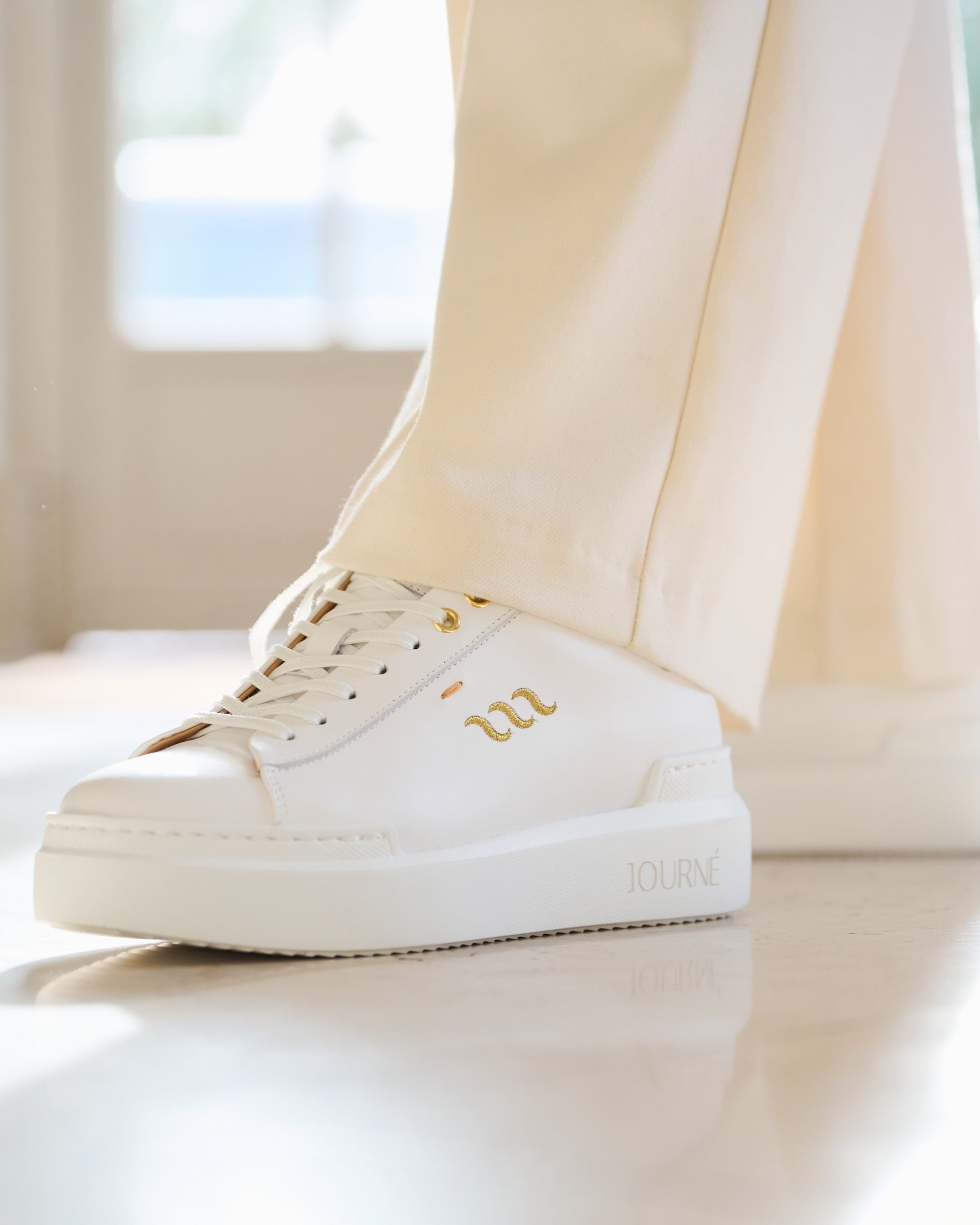 Adriana Sneaker getragen – Stylingansicht am Fuß, eleganter Alltagslook in Weiß und Gold